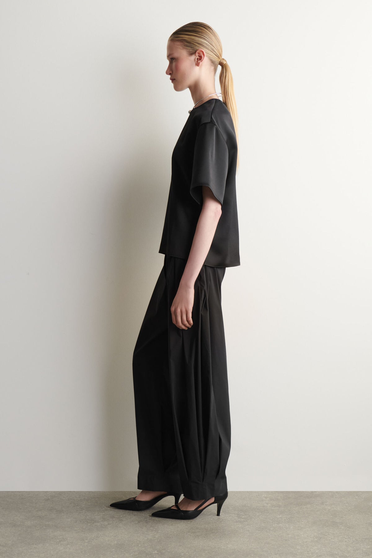 CAMISETA DE SATÍN OVERSIZE - NEGRO