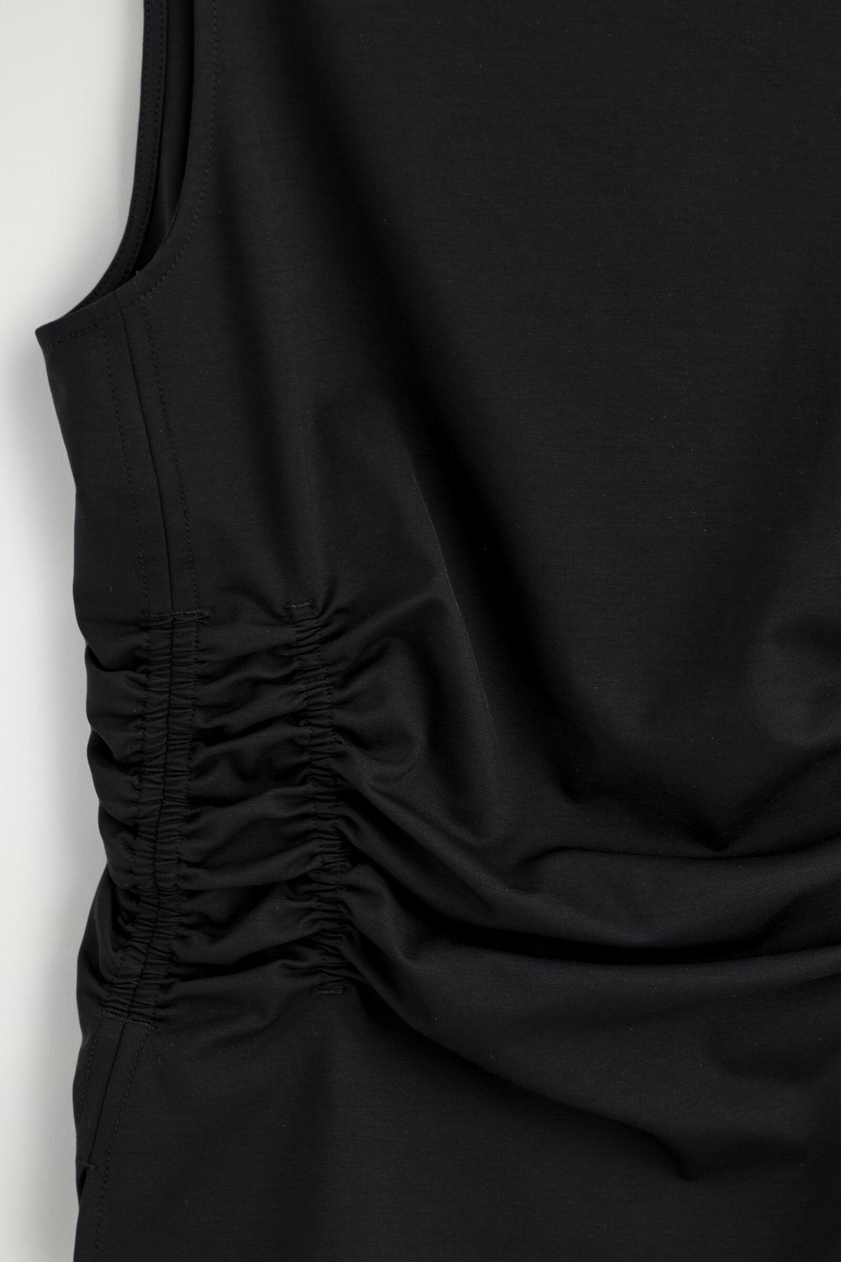 TOP DE ALGODÓN CON FRUNCIDO EN LA CINTURA - NEGRO | DescriptiveDetail
