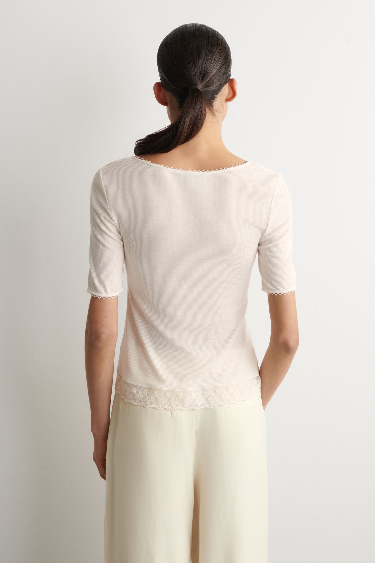 CAMISETA DE CUELLO EN V ACANALADA CON ENCAJE - BLANCO - StillMedia/Lookbook