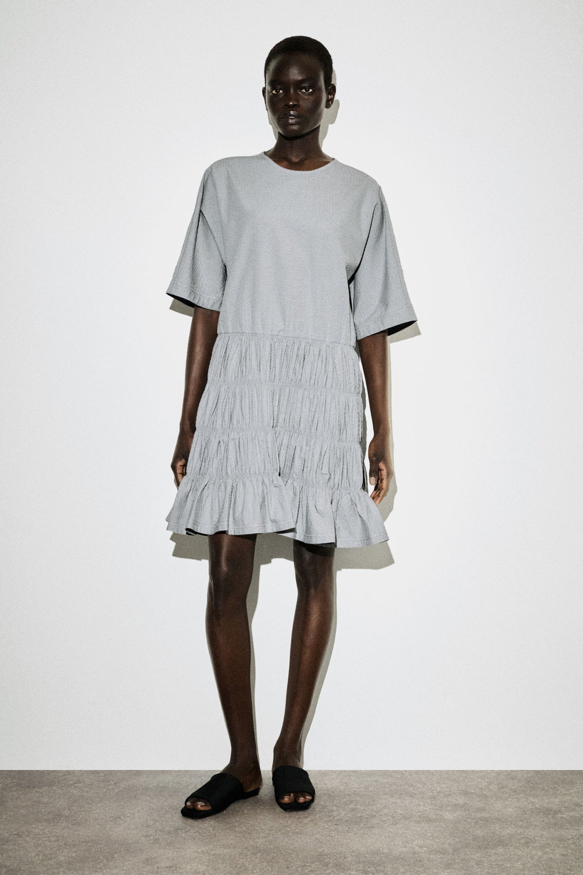 VESTIDO MINI DE SEERSUCKER FRUNCIDO - GRIS - StillMedia/Lookbook
