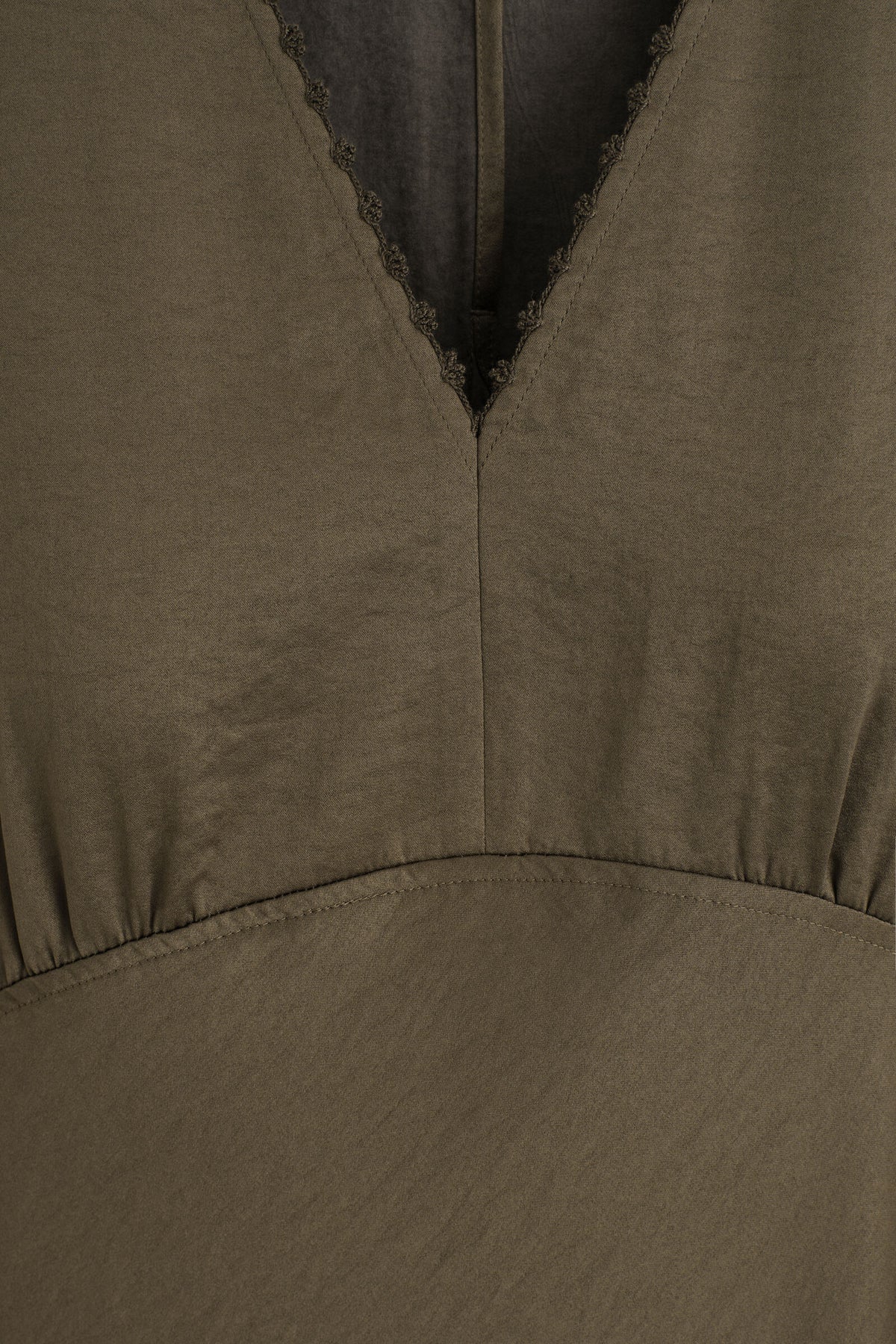 VESTIDO MIDI DE SATÉN BORDADO - MARRÓN | DescriptiveDetail