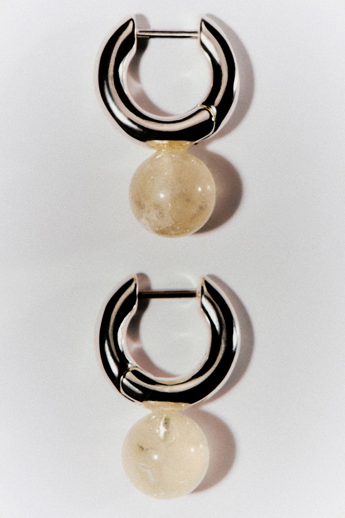ARETES DE ARO CON CUENTAS - PLATA | Lookbook