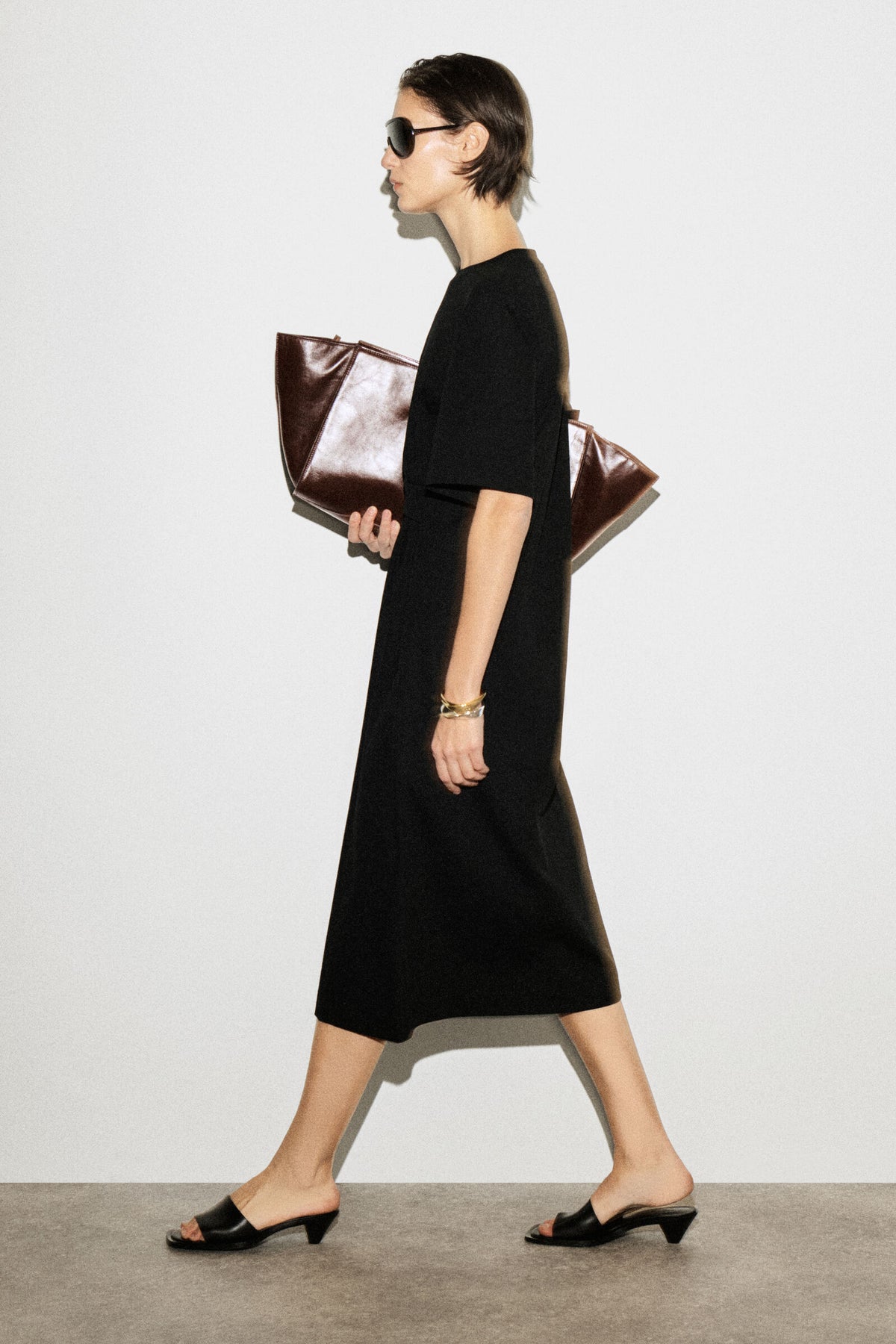 VESTIDO T-SHIRT MIDI CON DETALLE DE CINTURÓN - NEGRO - StillMedia/Lookbook