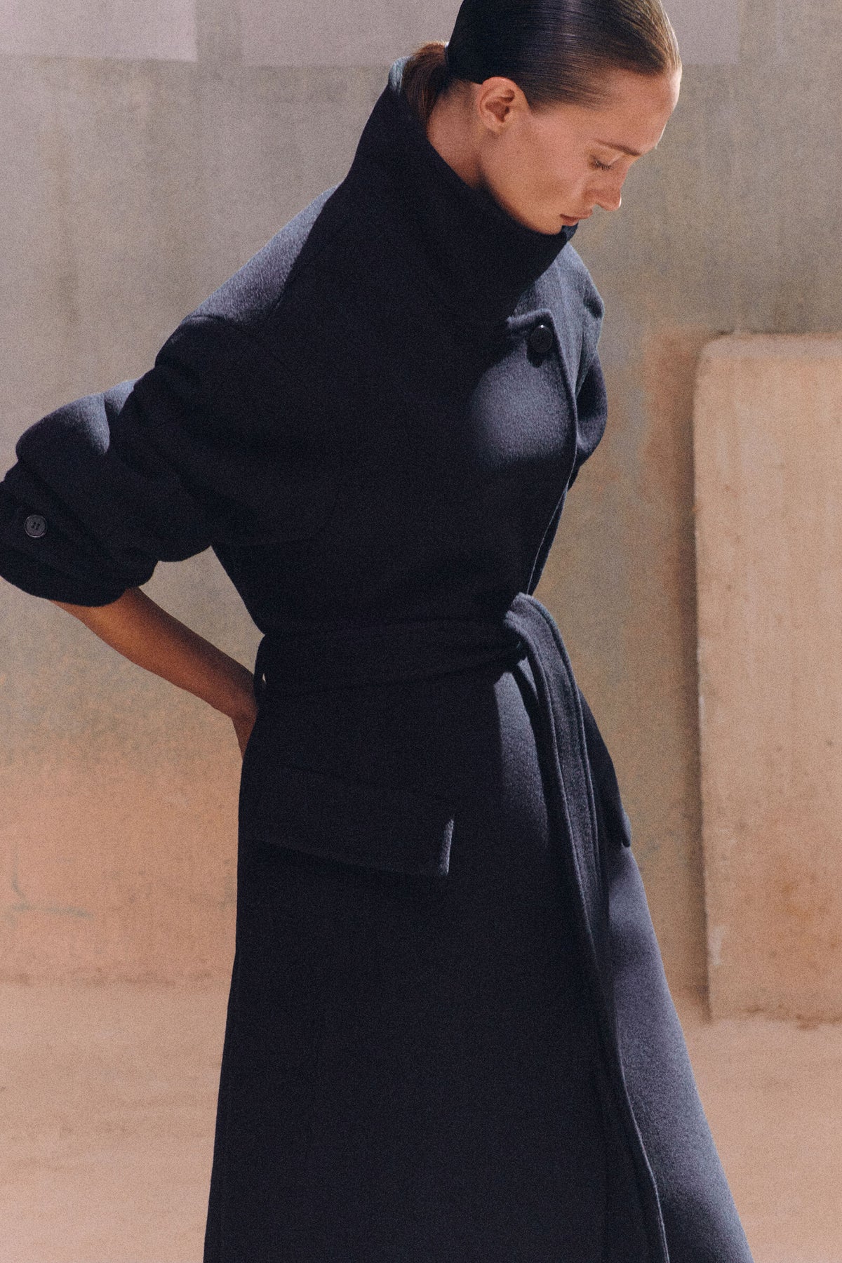 ABRIGO DE CUELLO ALTO DE MEZCLA DE LANA CON CINTURÓN - NEGRO | Lookbook