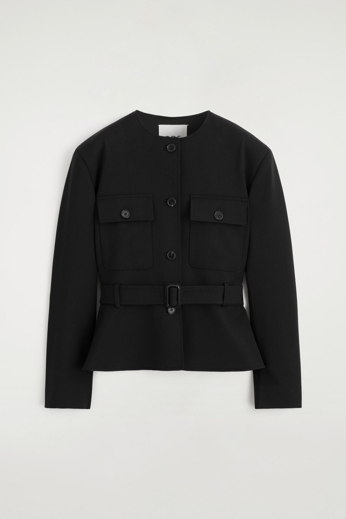 SACO PEPLUM CON CINTURÓN - NEGRO | DescriptiveStillLife