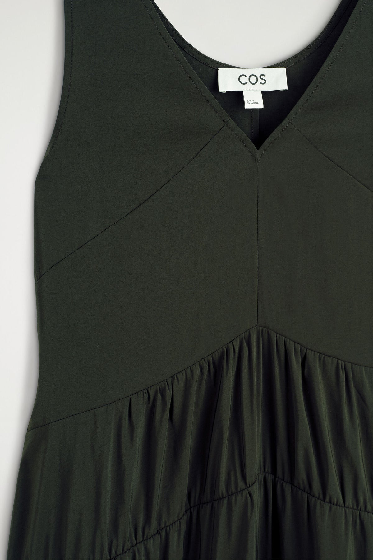VESTIDO MAXI PLISADO CON ESCOTE V Y FRUNCIDO - VERDE OSCURO