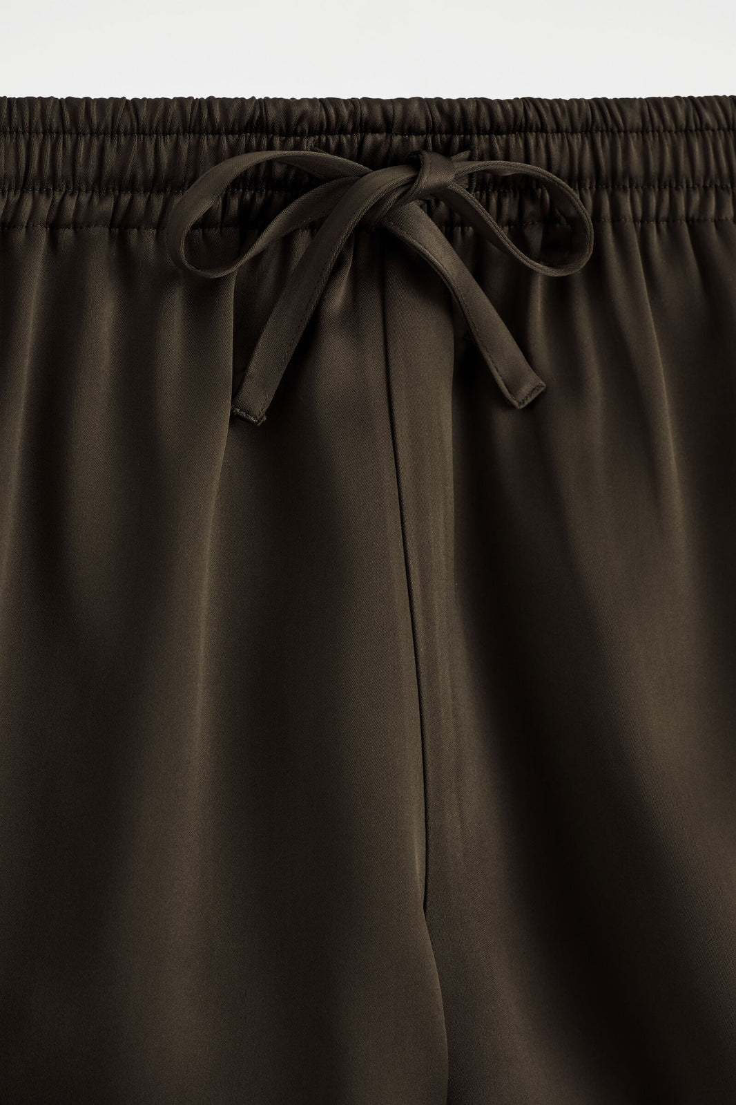 SHORTS DEPORTIVOS SATINADOS - MARRÓN | DescriptiveDetail