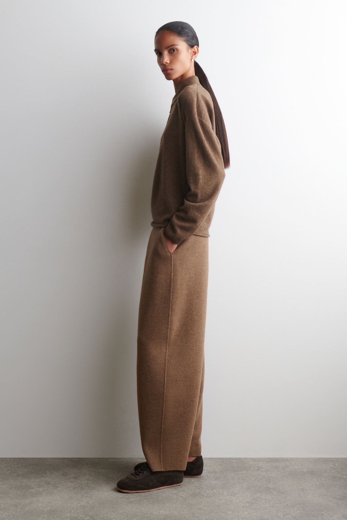 PANTALONES DE PIERNA BARREL DE LANA MERINO - MARRÓN JASPEADO