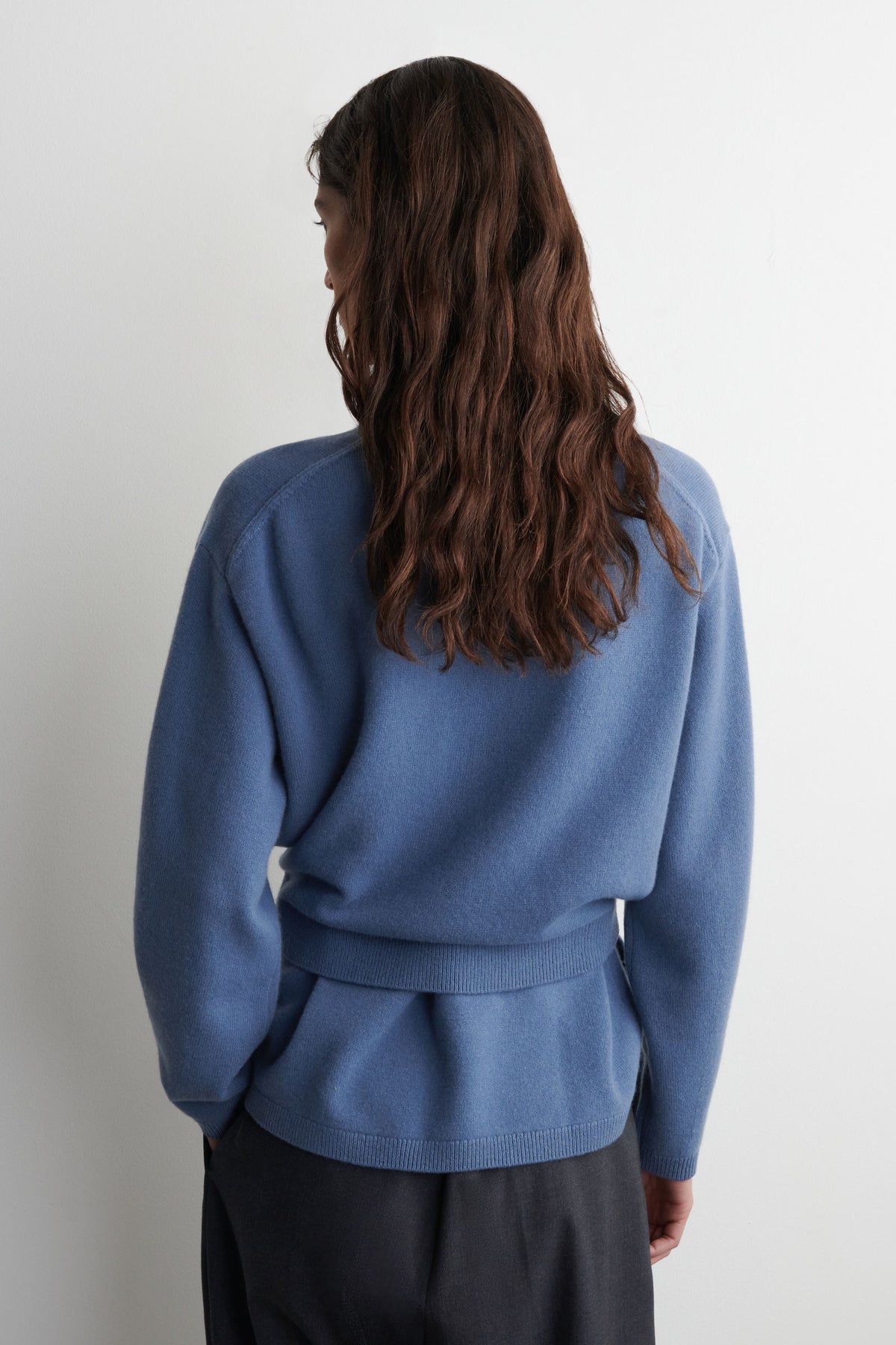 SUÉTER DE LANA MERINO CON DETALLE DE CINTURÓN - AZUL ACERO - StillMedia/Lookbook