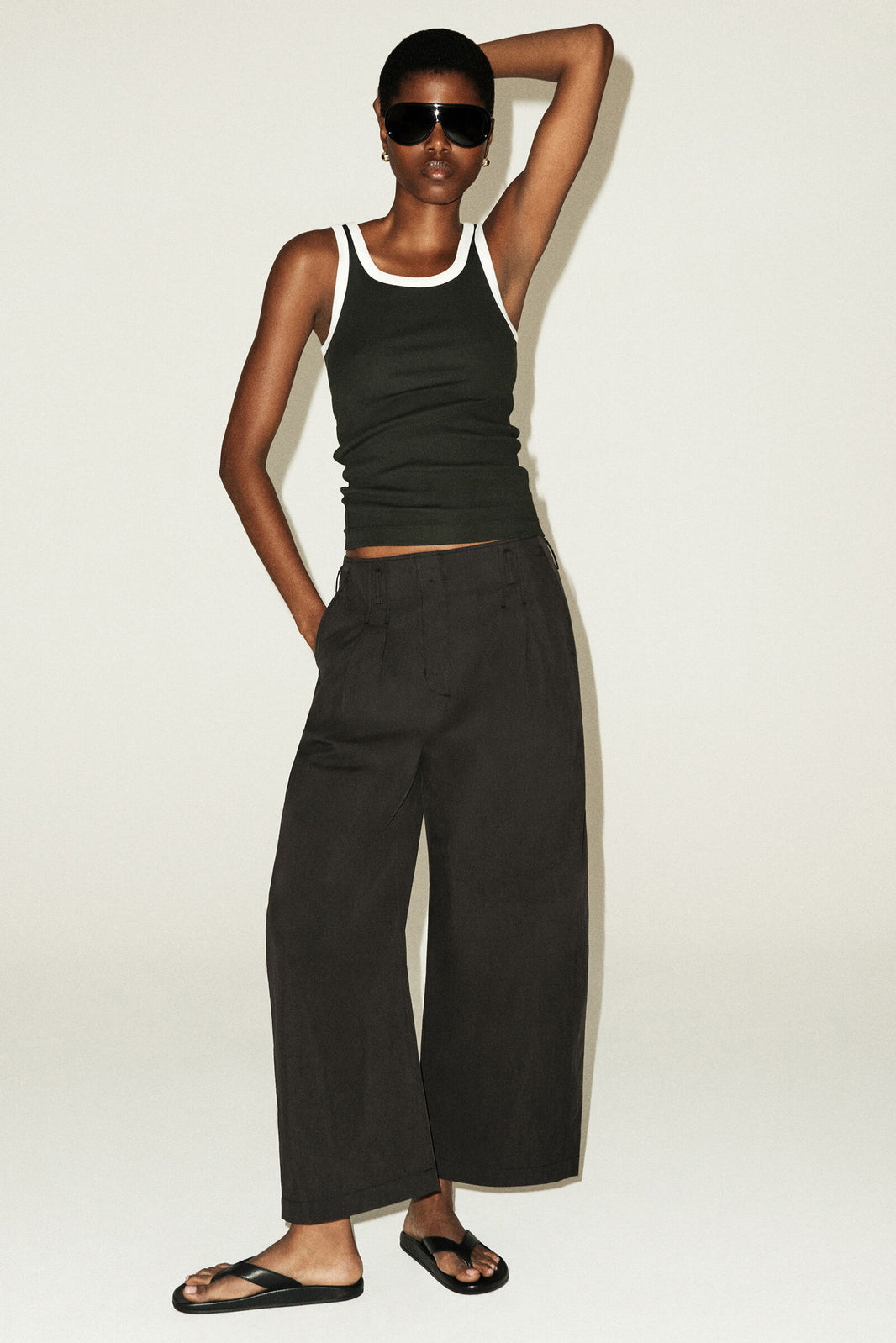 PANTALONES DE ALGODÓN PLISADOS CON PIERNA DE TAMBOR - VERDE OSCURO | Lookbook