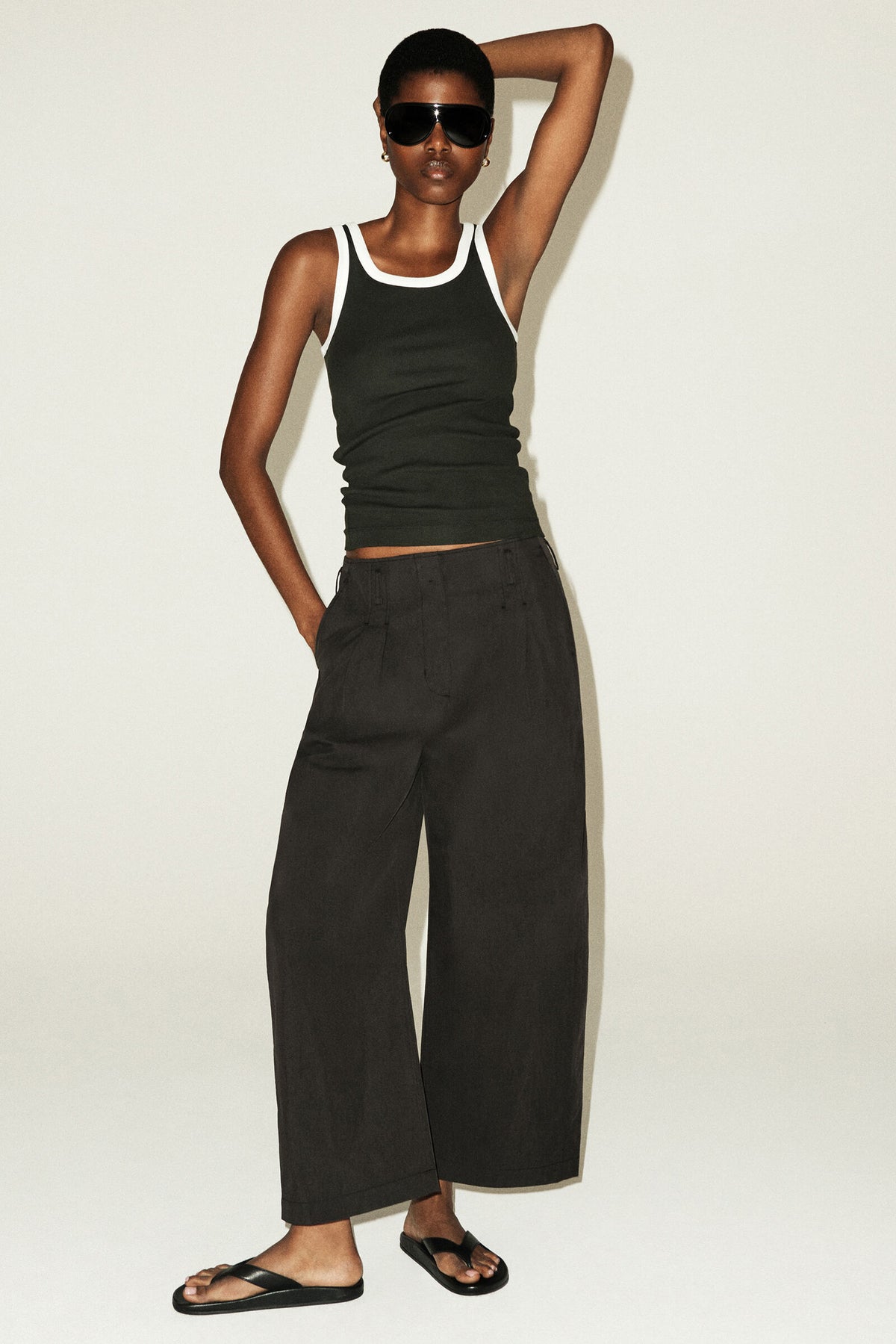 PANTALONES DE ALGODÓN PLISADOS CON PIERNA DE TAMBOR - VERDE OSCURO | Lookbook