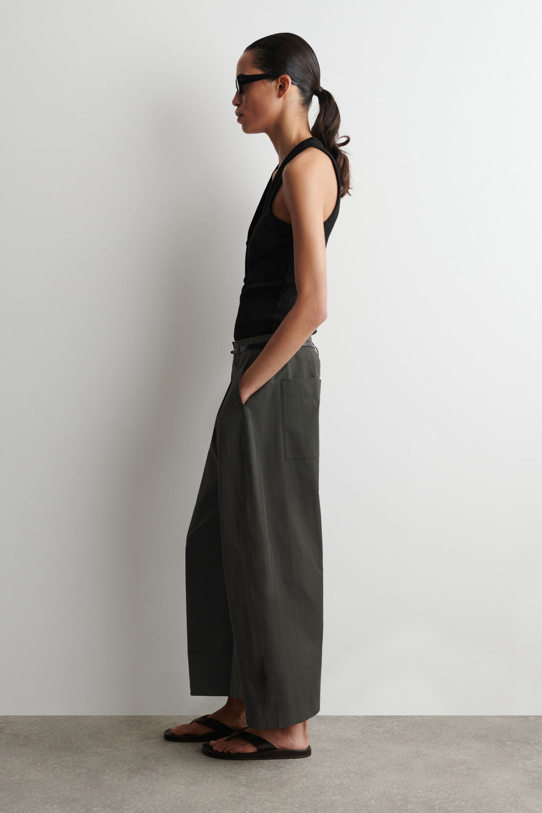 PANTALONES DE ALGODÓN PLISADOS CON PIERNA DE TAMBOR - VERDE OSCURO