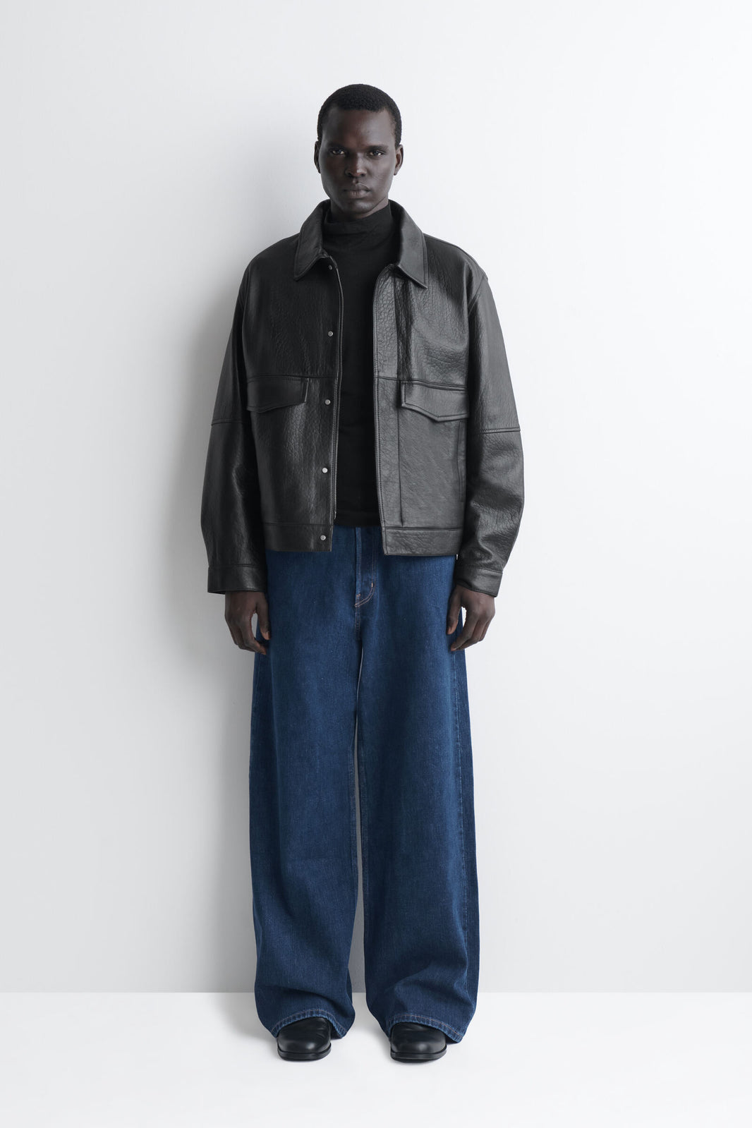 JEANS SELVEDGE DE CORTE SUELTO Y PIERNA ANCHA - AZUL OSCURO