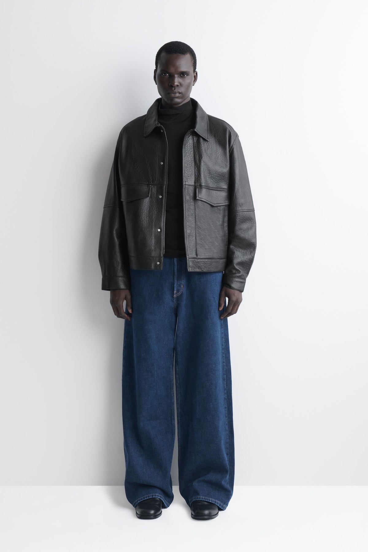 JEANS SELVEDGE DE CORTE SUELTO Y PIERNA ANCHA - AZUL OSCURO
