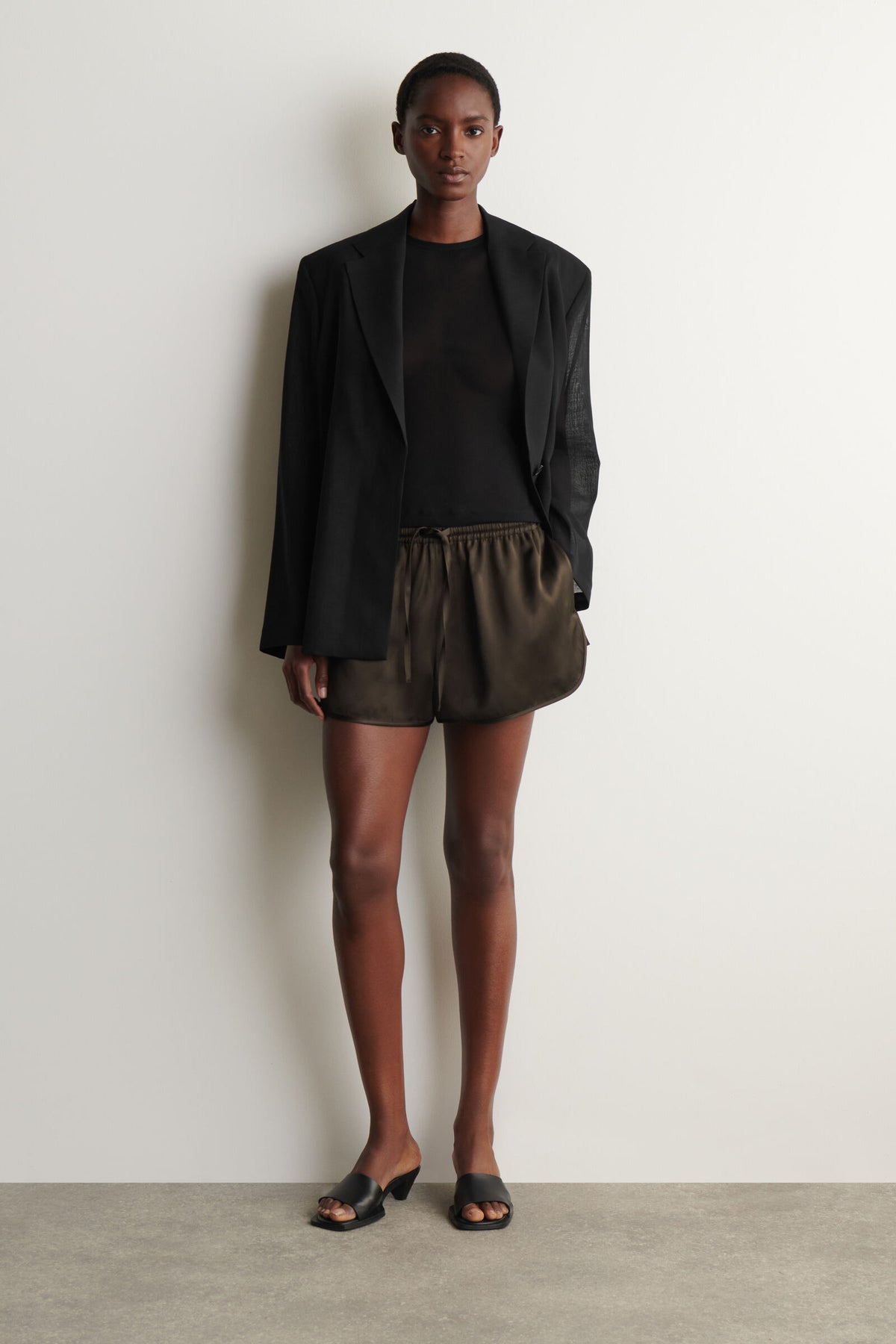 SHORTS DEPORTIVOS SATINADOS - MARRÓN