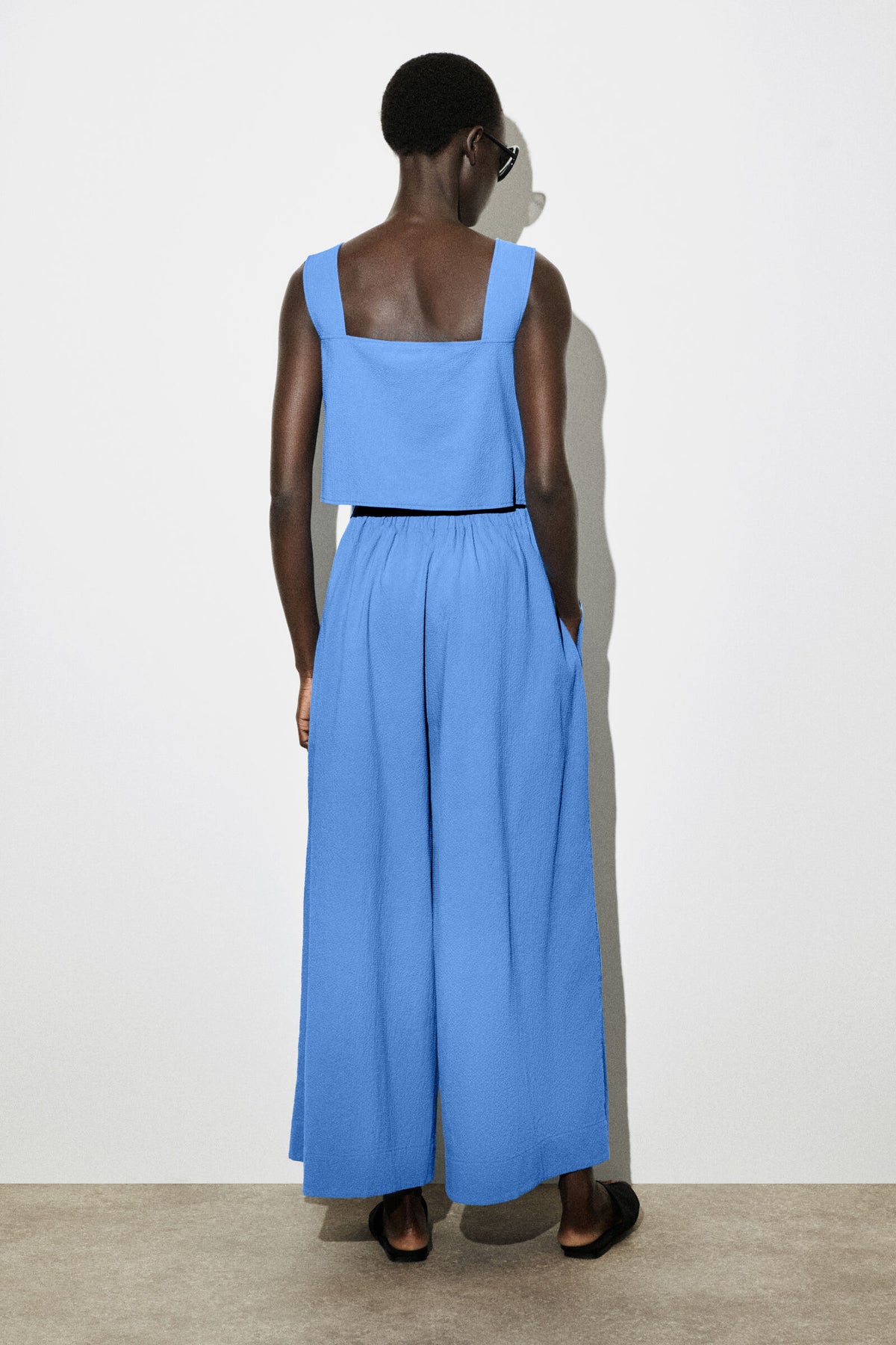 MONO DE SEERSUCKER CON ESPALDA ABIERTA Y PANTALONES ANCHOS - AZUL - StillMedia/Lookbook