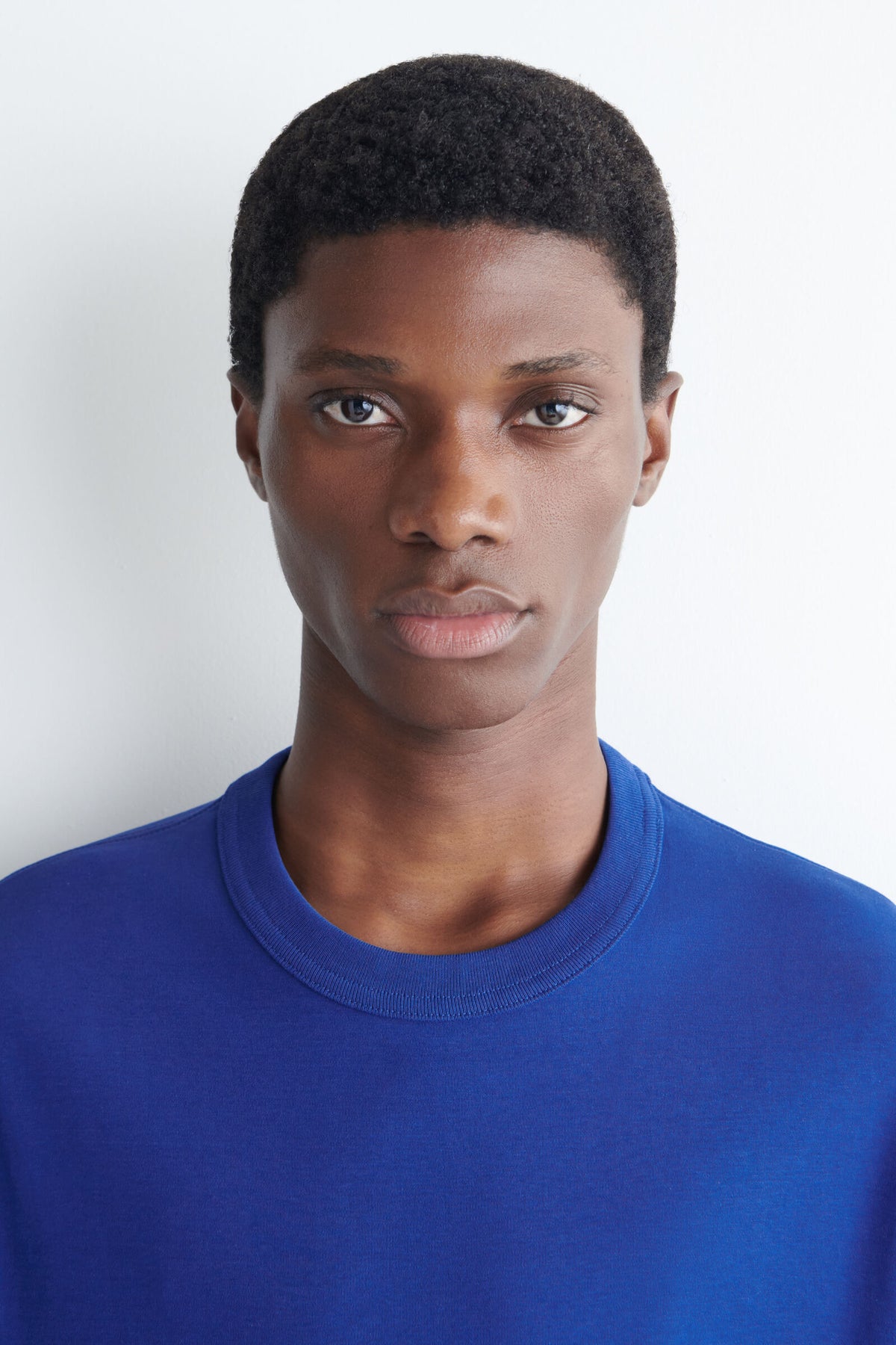 CAMISETA DE ALGODÓN ENTRELAZADO CON CUELLO REDONDO - AZUL BRILLANTE