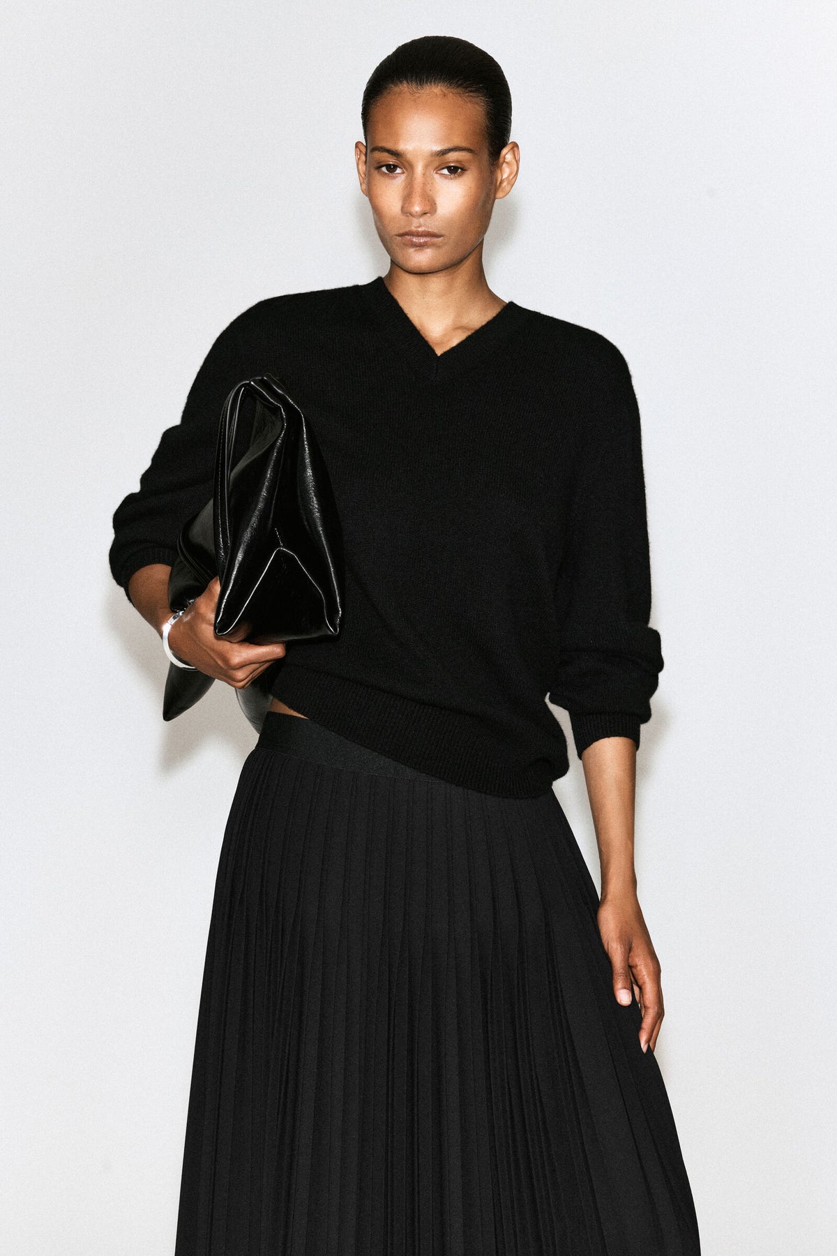 FALDA MIDI DE CREP PLISADA - NEGRO