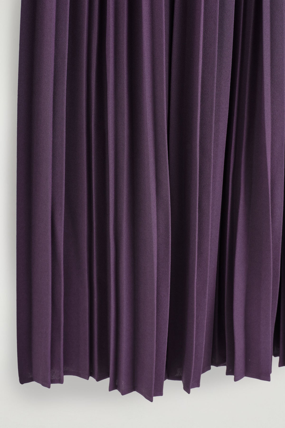 FALDA MIDI DE CREP PLISADA - MORADO | DescriptiveDetail