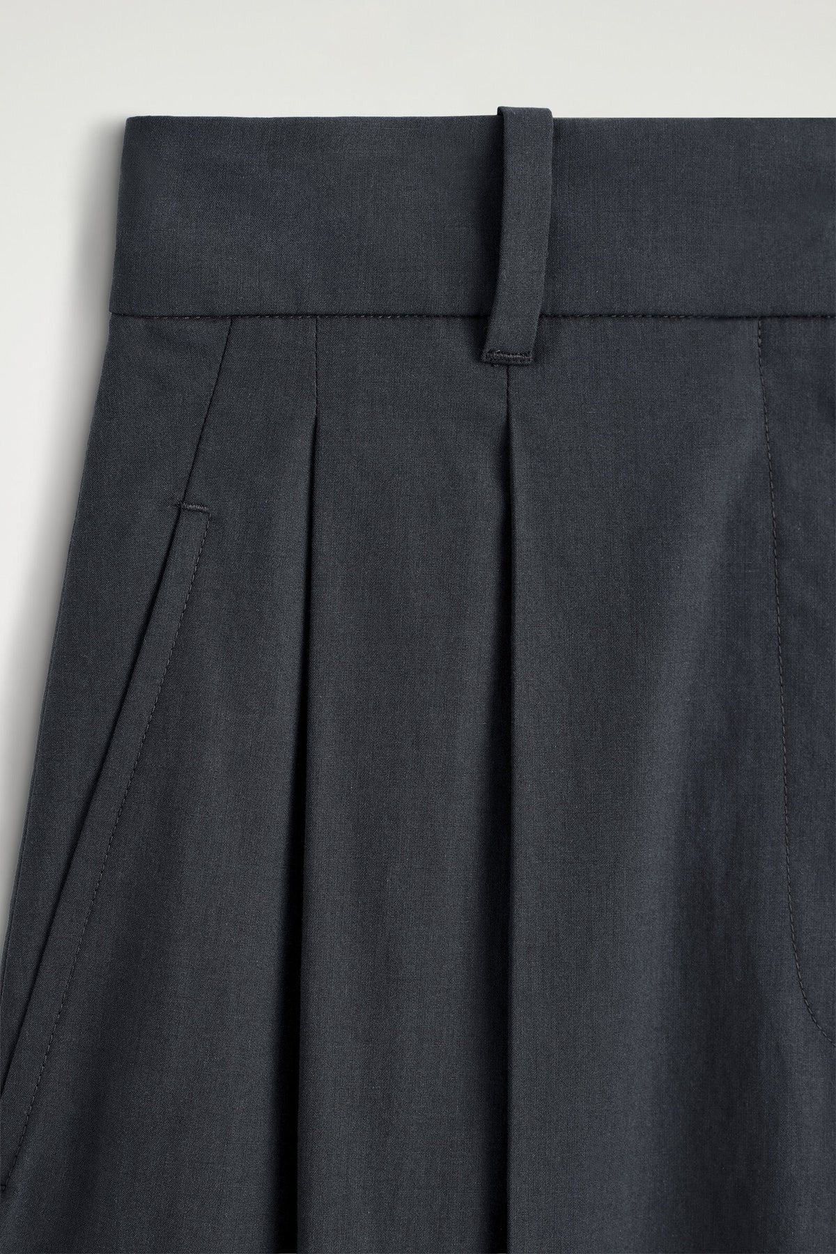 PANTALONES DE ALGODÓN SASTREROS DE CORTE RECTO - MARINO | DescriptiveDetail