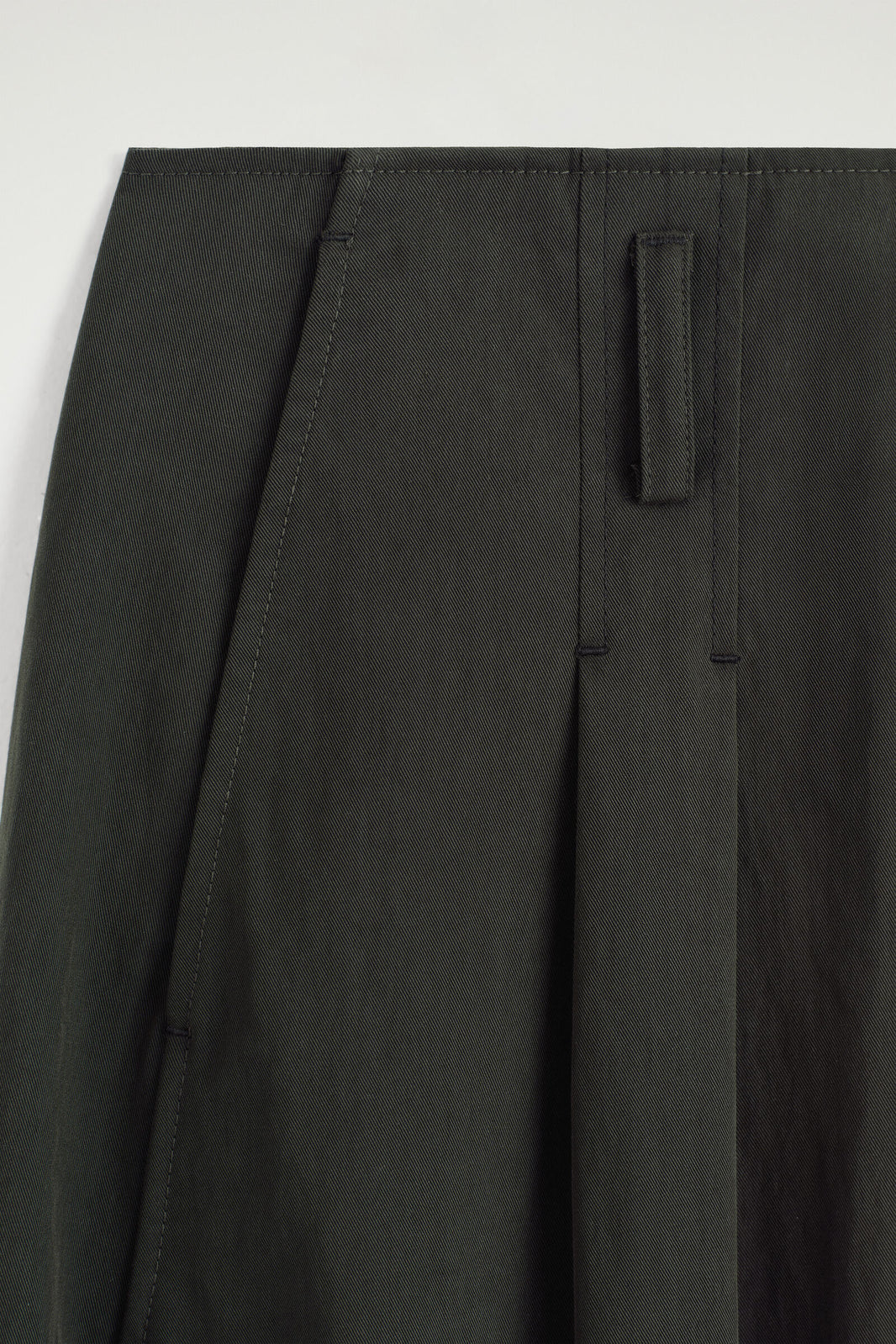 PANTALONES DE ALGODÓN PLISADOS CON PIERNA DE TAMBOR - VERDE OSCURO | DescriptiveDetail