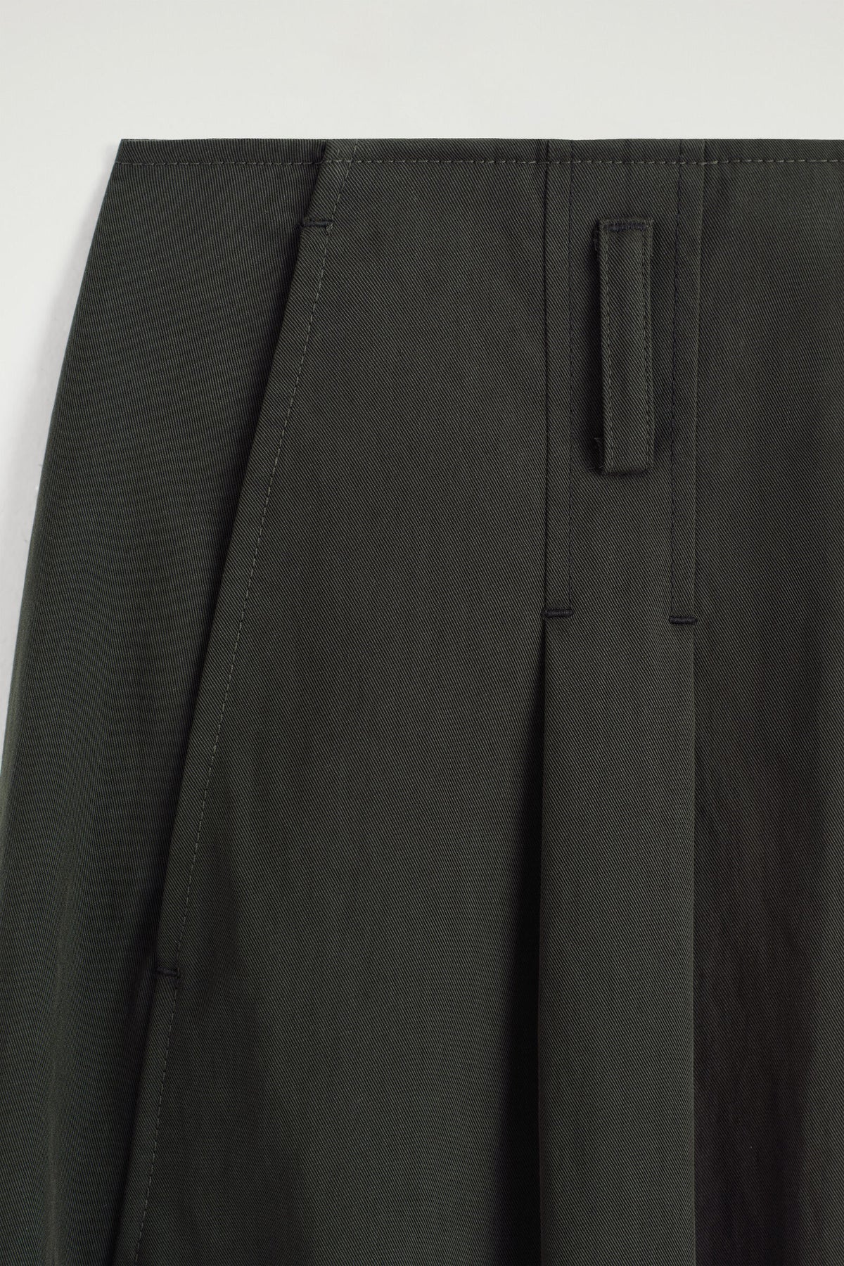 PANTALONES DE ALGODÓN PLISADOS CON PIERNA DE TAMBOR - VERDE OSCURO | DescriptiveDetail