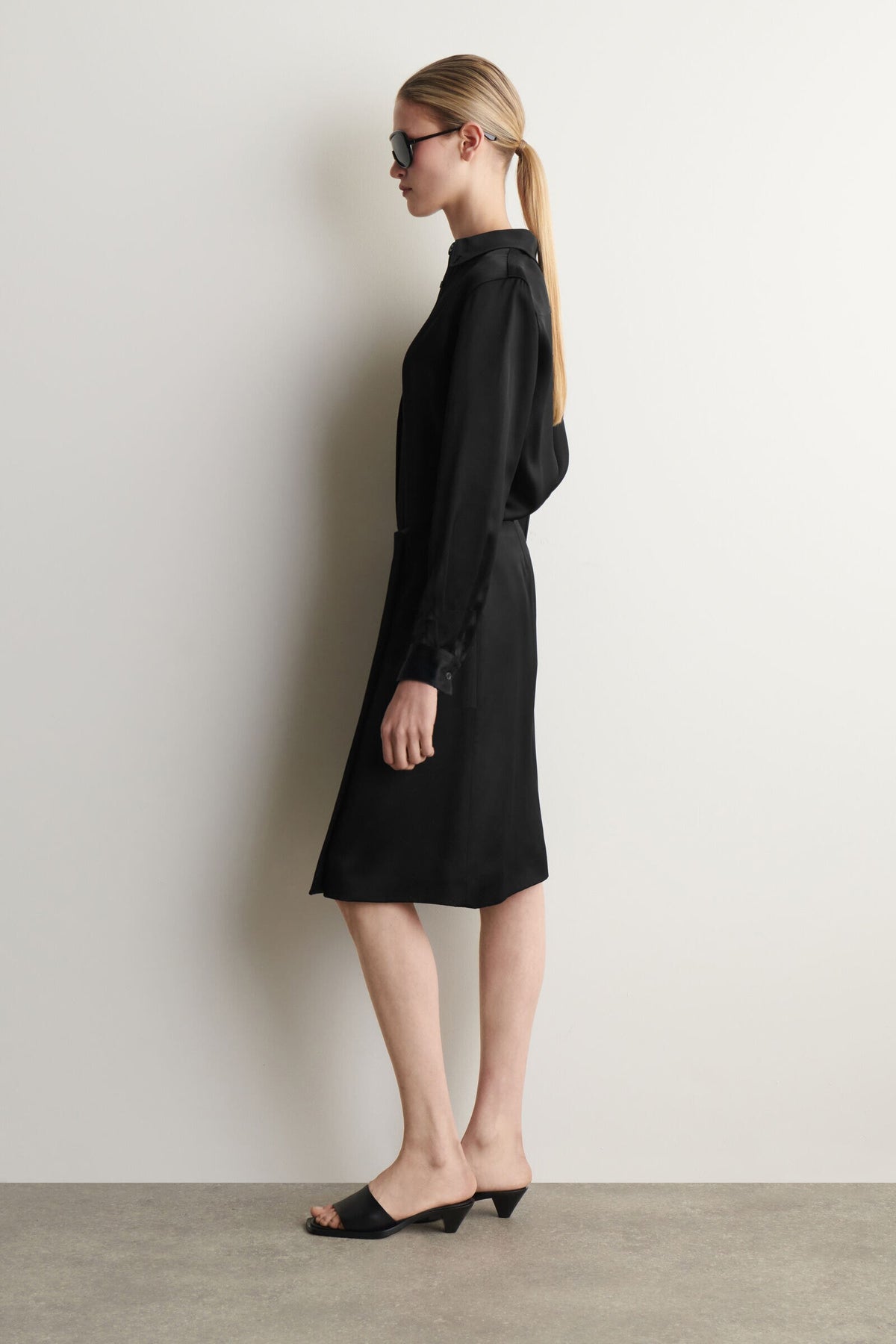 FALDA SATINADA ENVOLVENTE - NEGRO - StillMedia/Lookbook