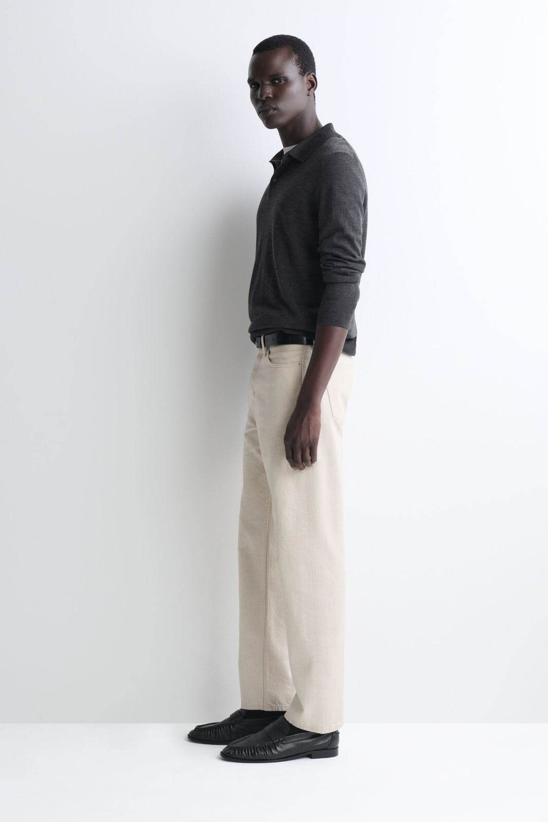 JEANS DE CORTE REGULAR Y PIERNA RECTA DE LA MARCA - BEIGE