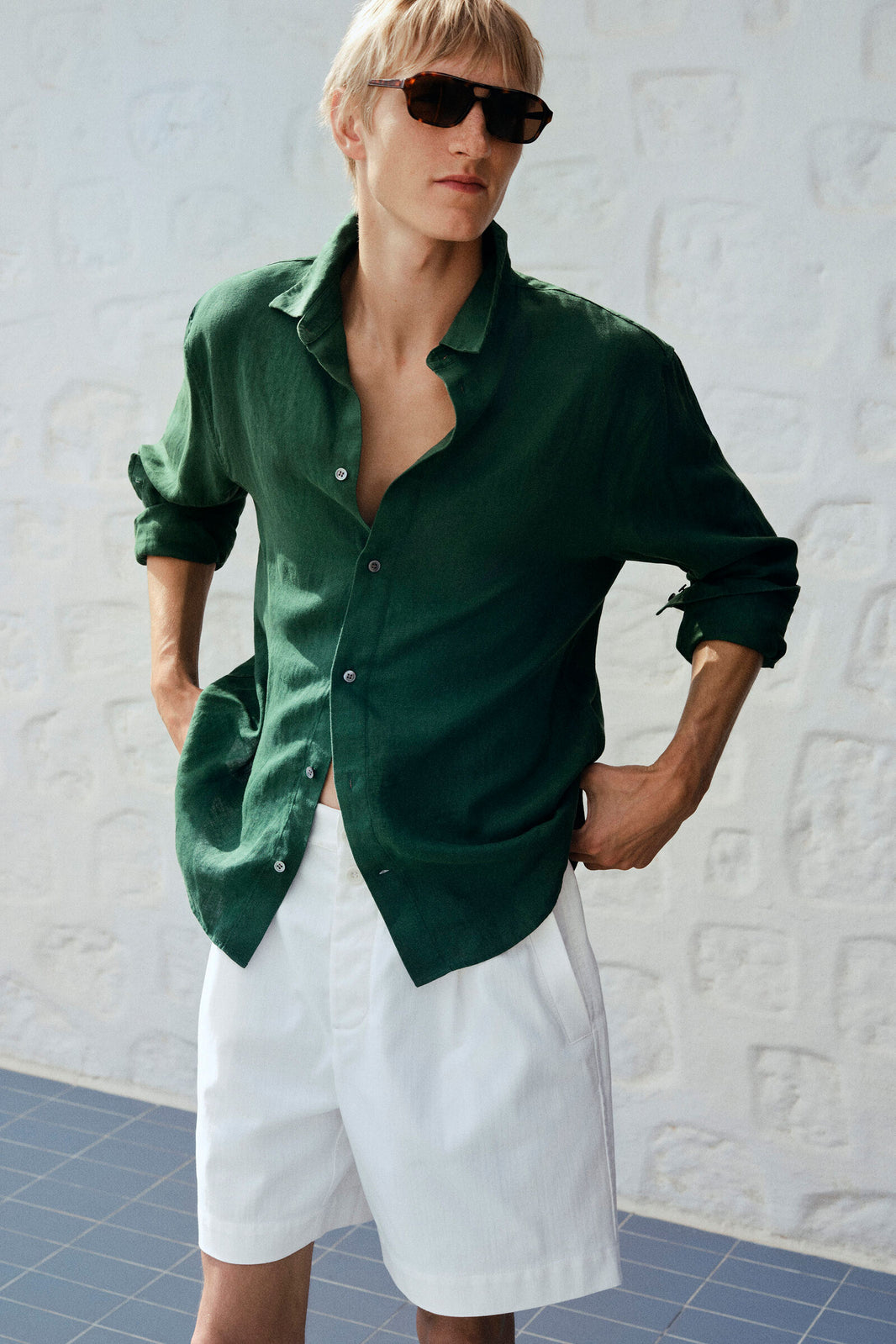 CAMISA DE LINO RELAJADA - VERDE OSCURO | Lookbook