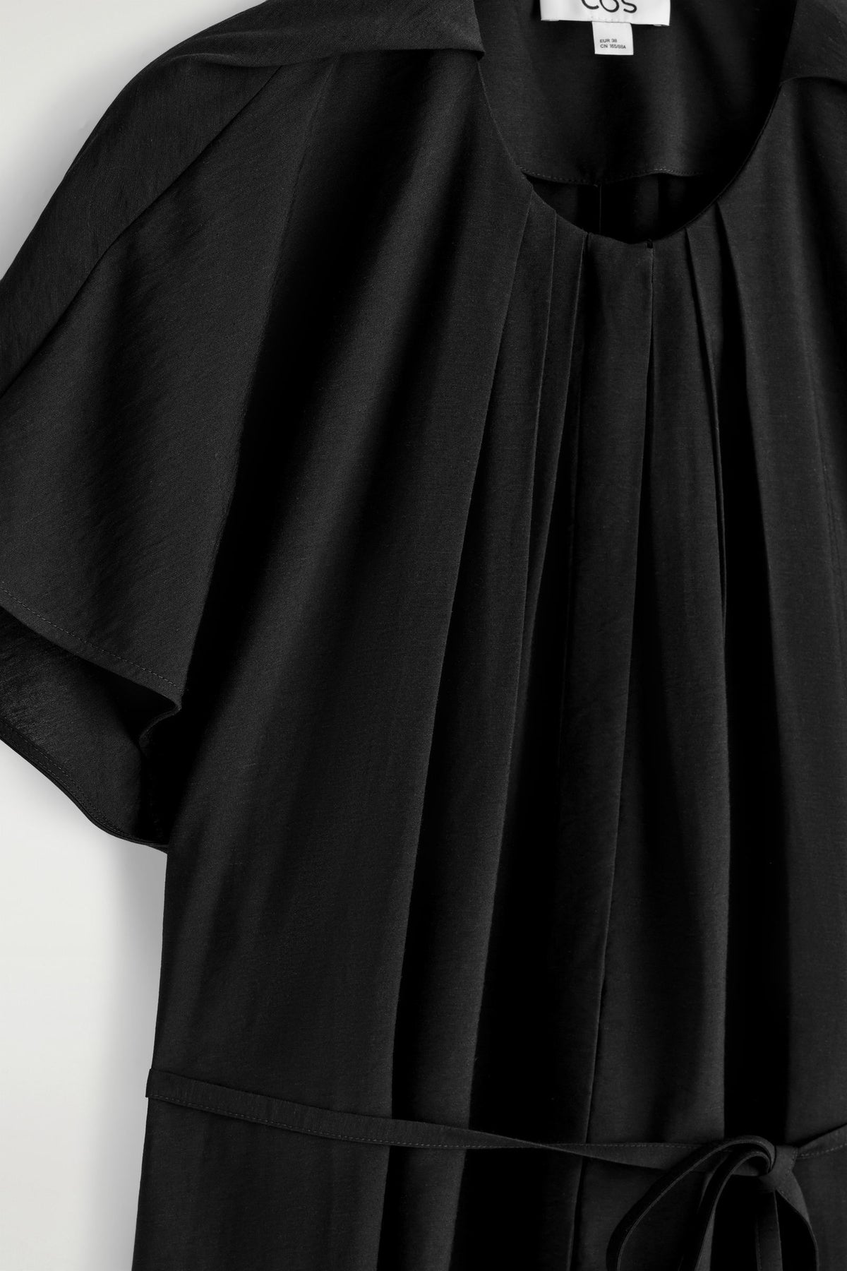 VESTIDO MIDI PLISADO CON CINTURÓN - NEGRO - StillMedia/DescriptiveDetail