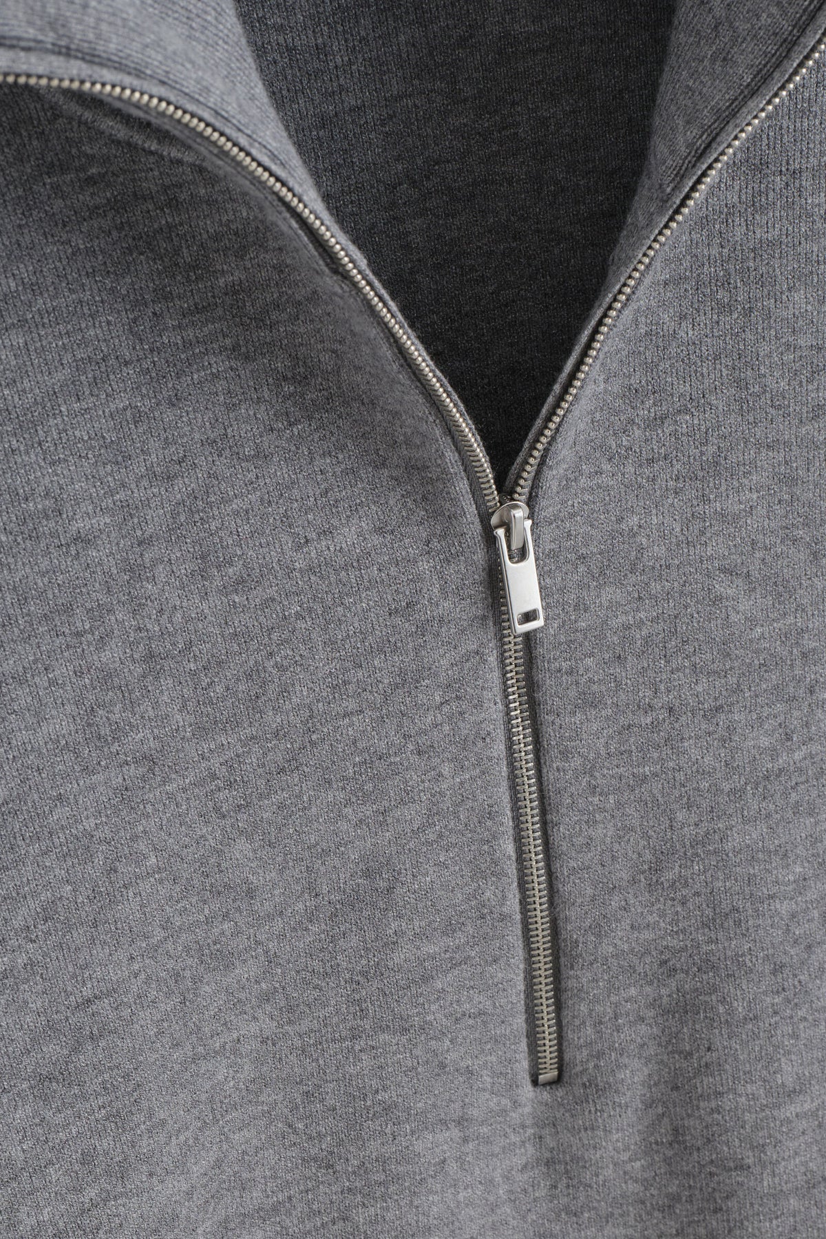 SWEATER DE PUNTO CON MEDIO CIERRE Y CUELLO DE EMBUDO - GRIS MEZCLA | DescriptiveDetail