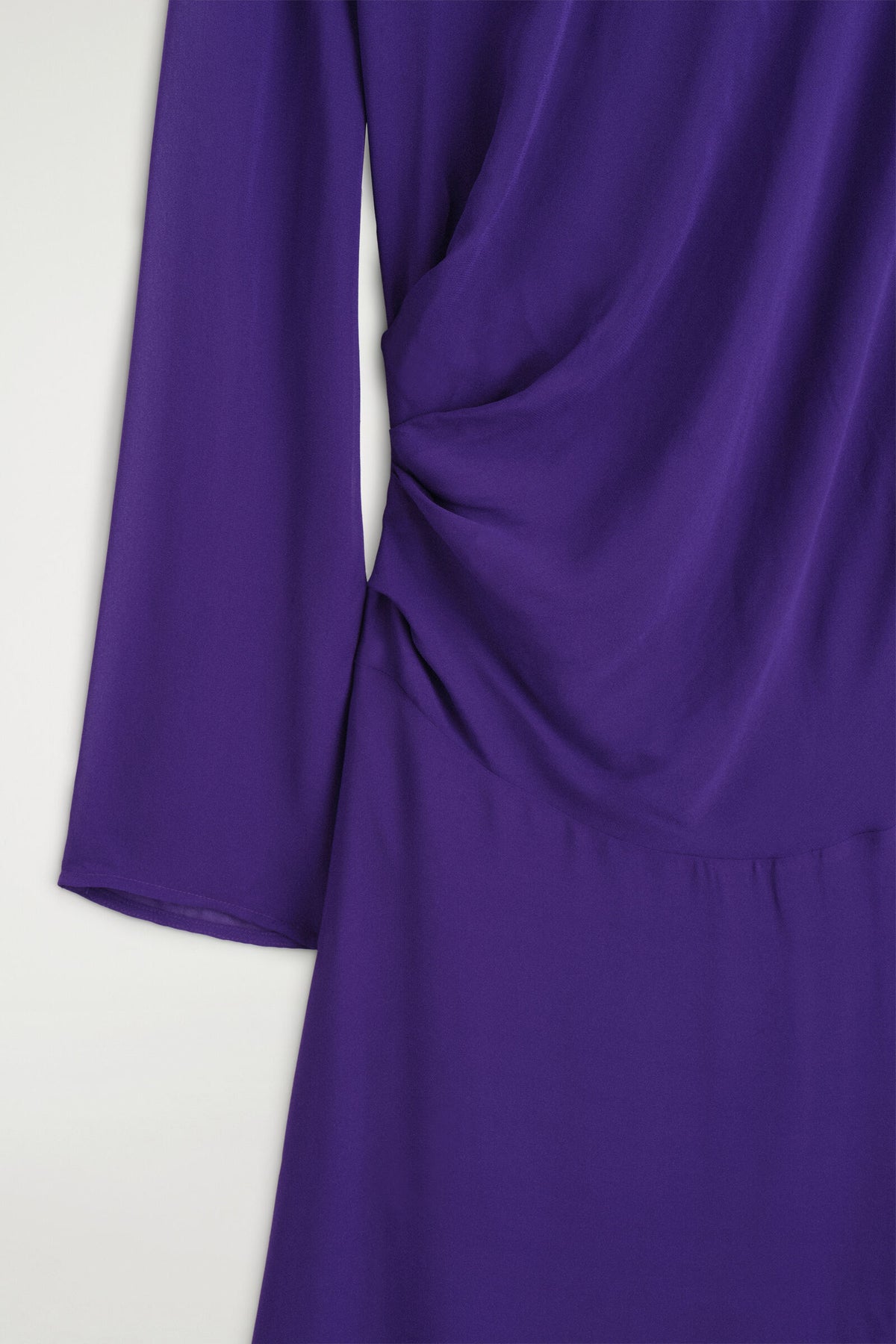 VESTIDO MIDI DRAPEADO DE CUELLO ALTO - MORADO | DescriptiveDetail