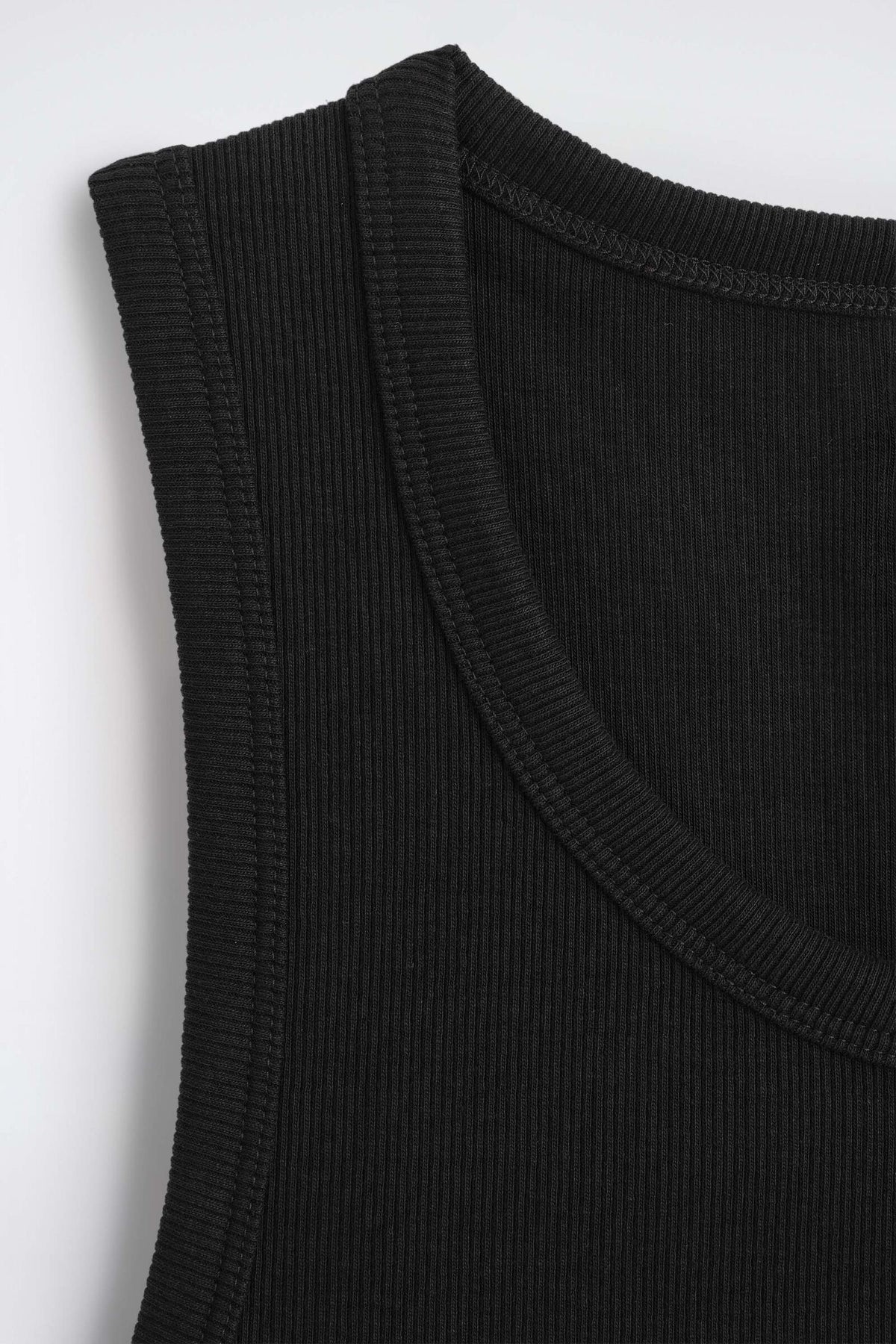CAMISETA DE ALGODÓN AJUSTADA Y ACANALADA - NEGRO