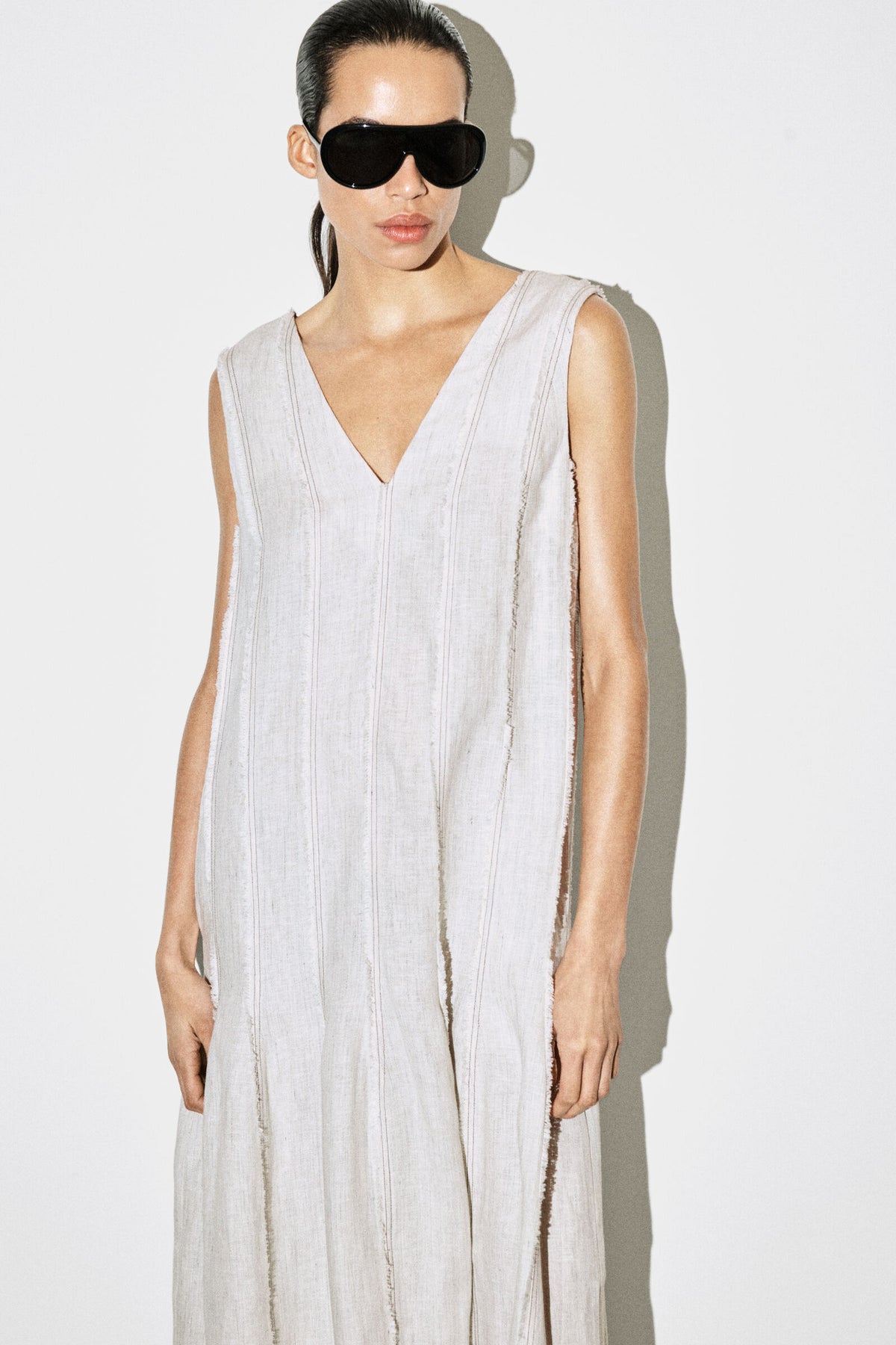 VESTIDO MIDI DE LINO PLISADO Y ESCULTÓRICO - GRIS CLARO