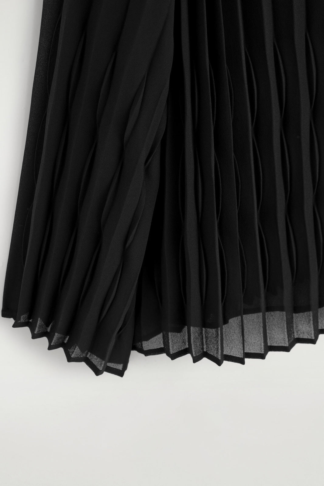BLUSA DE GEORGETTE PLISADA CON LAZO - NEGRO | DescriptiveDetail