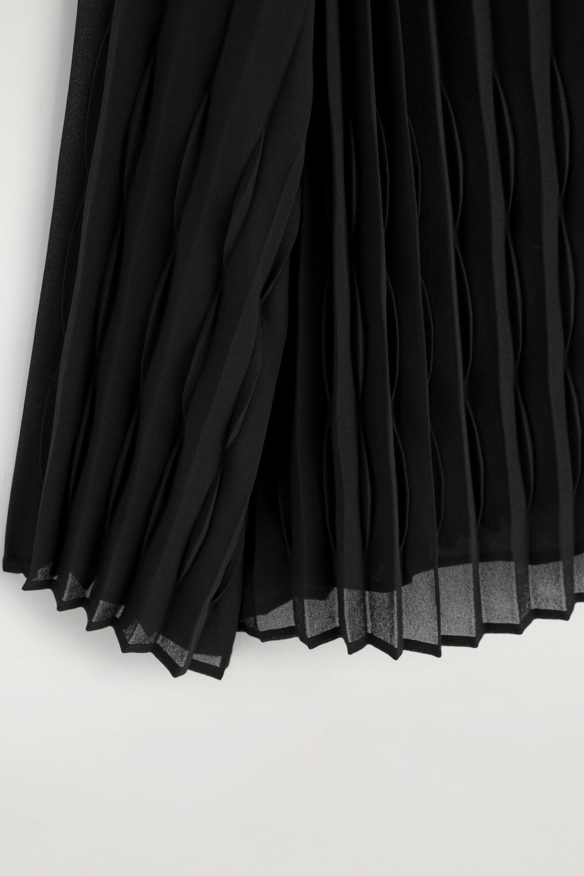 BLUSA DE GEORGETTE PLISADA CON LAZO - NEGRO | DescriptiveDetail