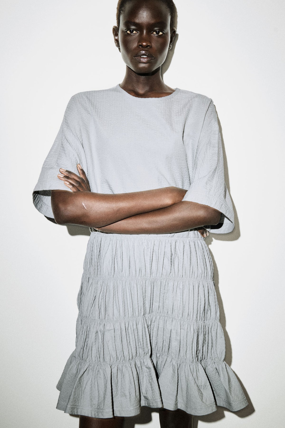 VESTIDO MINI DE SEERSUCKER FRUNCIDO - GRIS - StillMedia/Lookbook
