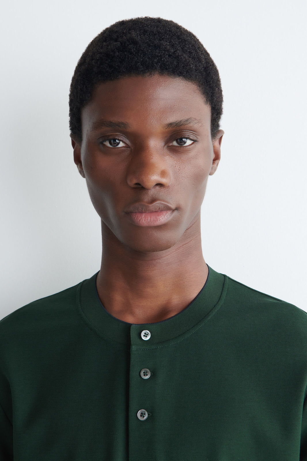 CAMISETA HENLEY DE ALGODÓN PIQUÉ CON CONTRASTE - VERDE BOSQUE
