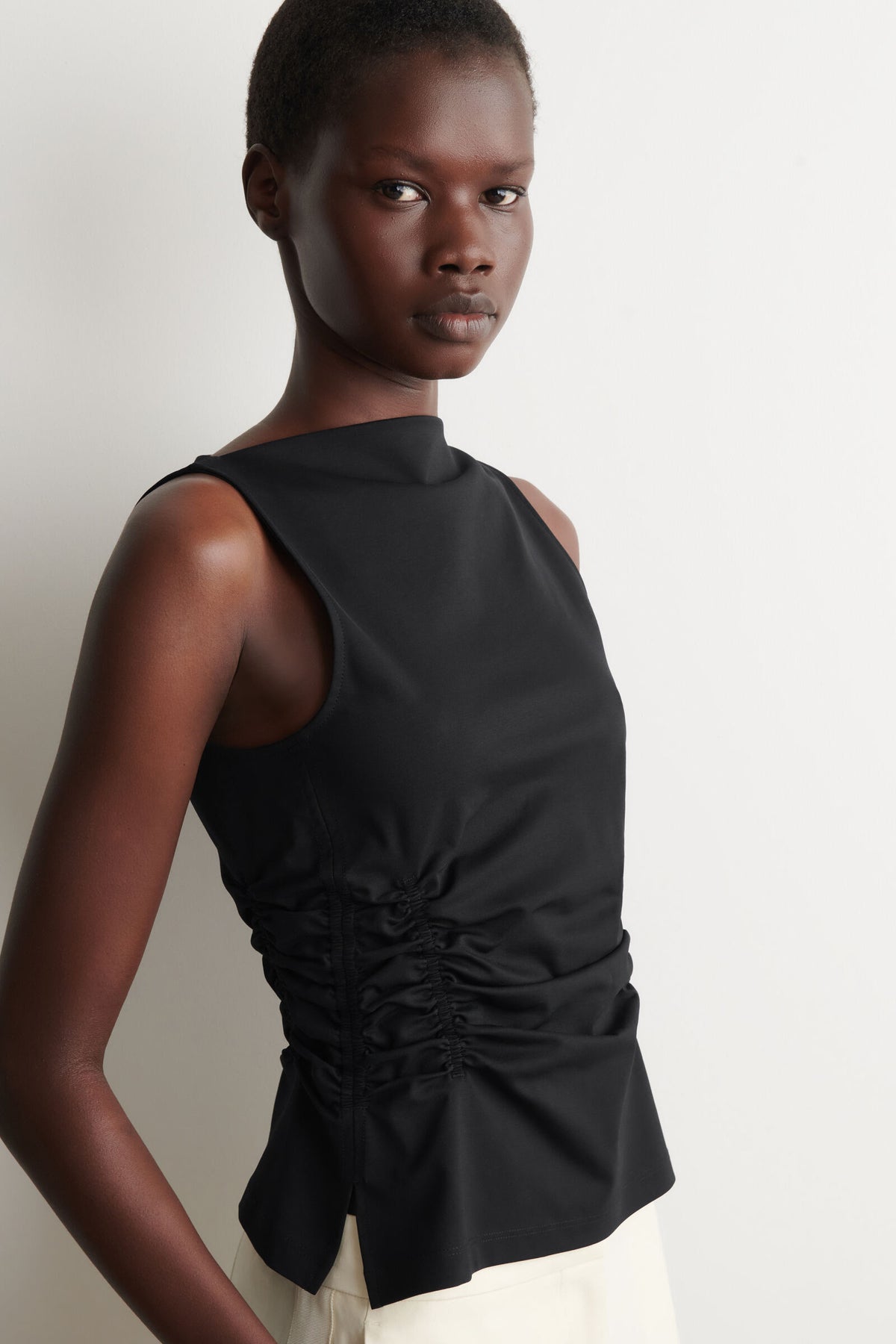 TOP DE ALGODÓN CON FRUNCIDO EN LA CINTURA - NEGRO