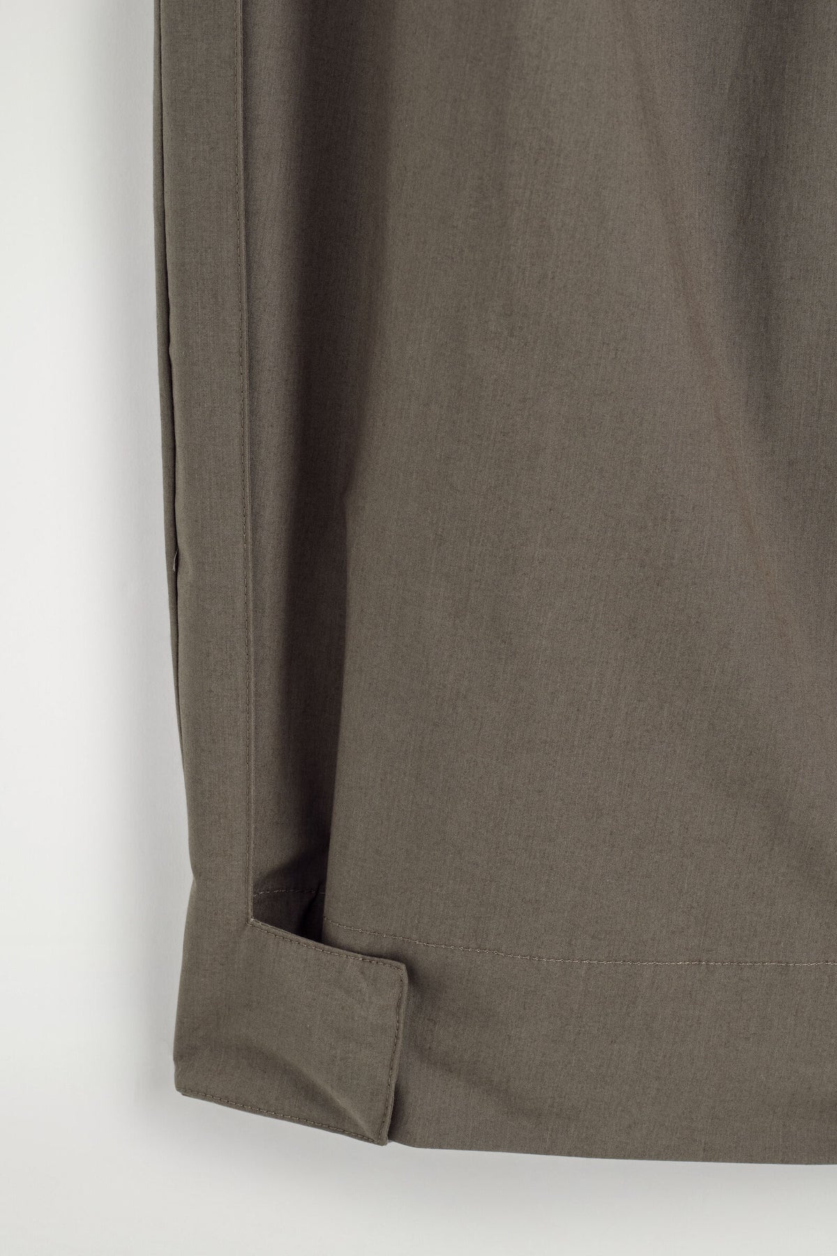 PANTALONES UTILITY CÓNICOS DE ALGODÓN PLISADOS - MARRÓN | DescriptiveDetail