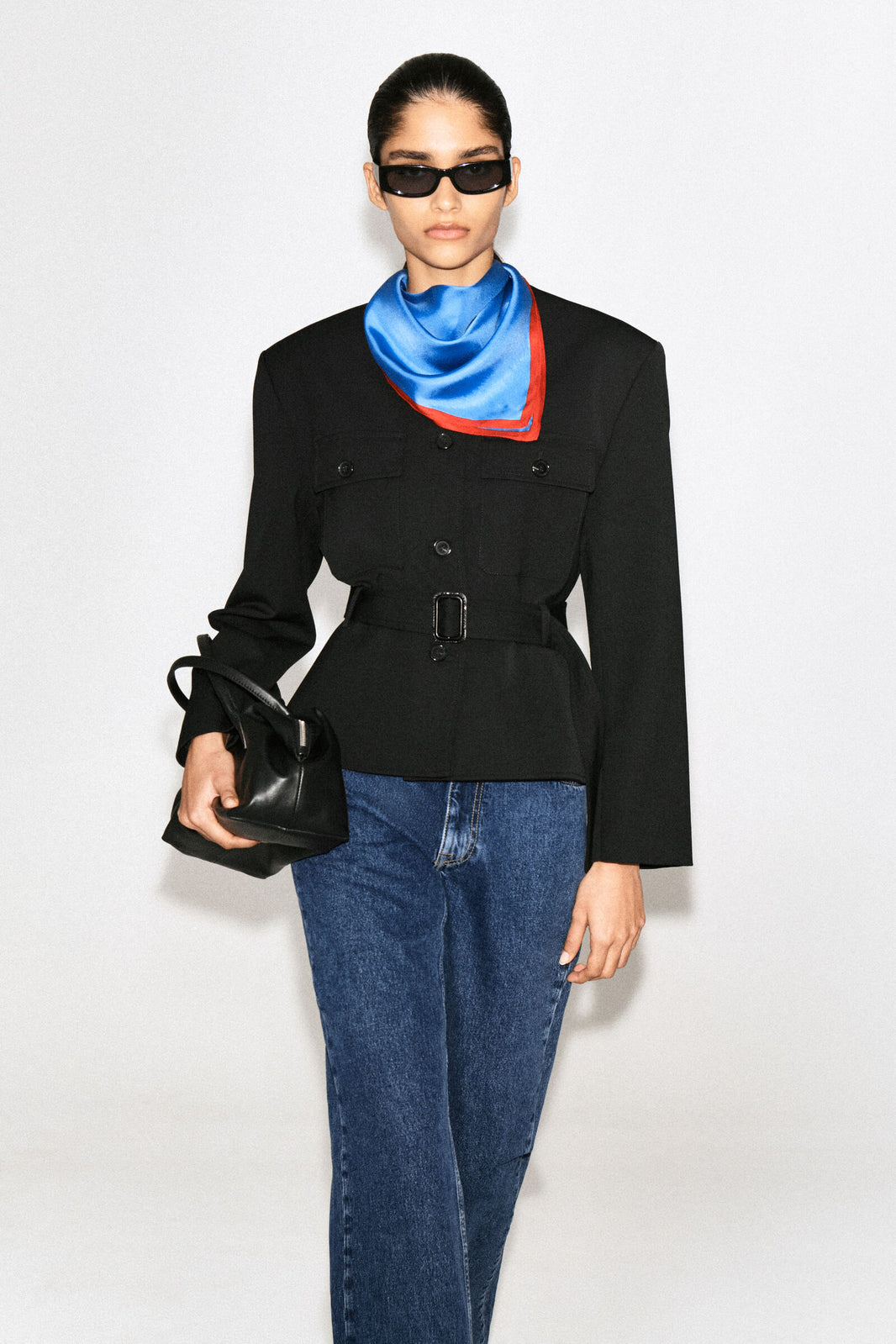 SACO PEPLUM CON CINTURÓN - NEGRO