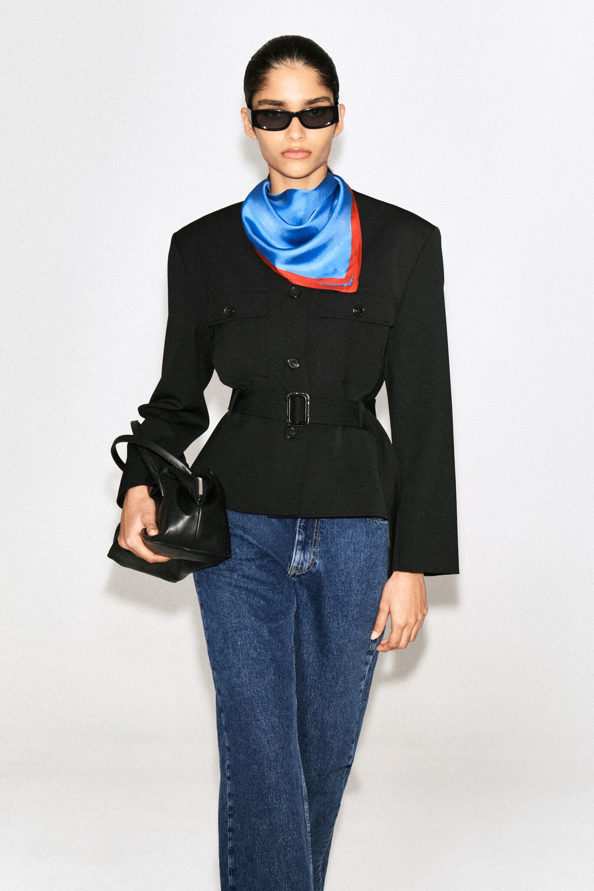 SACO PEPLUM CON CINTURÓN - NEGRO