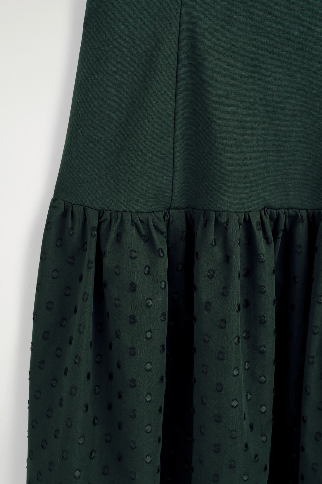VESTIDO CON CINTURA CAÍDA Y LUNARES - VERDE / LUNARES | DescriptiveDetail