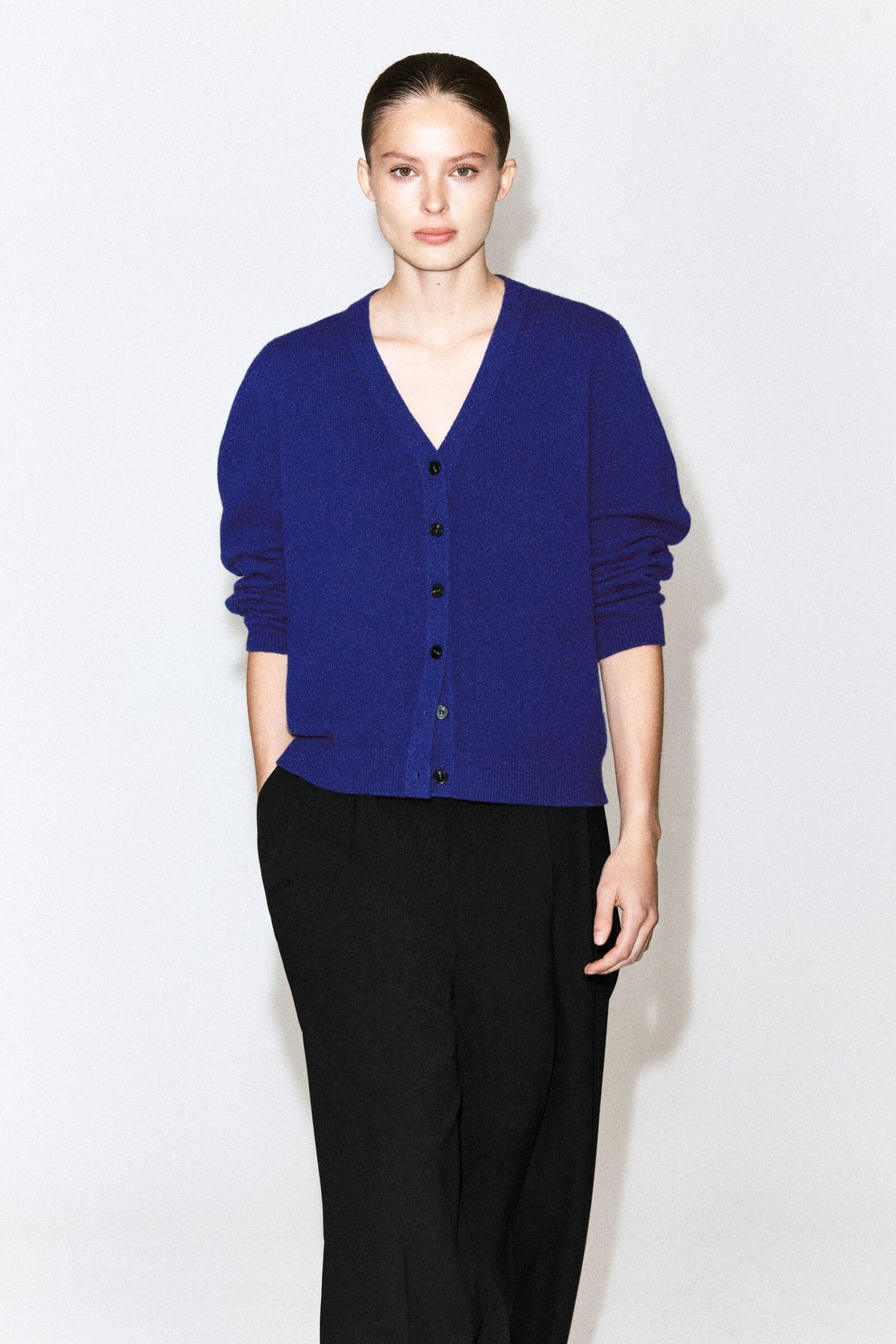 CÁRDIGAN DE LANA MERINO CON CUELLO EN V - AZUL COBALTO