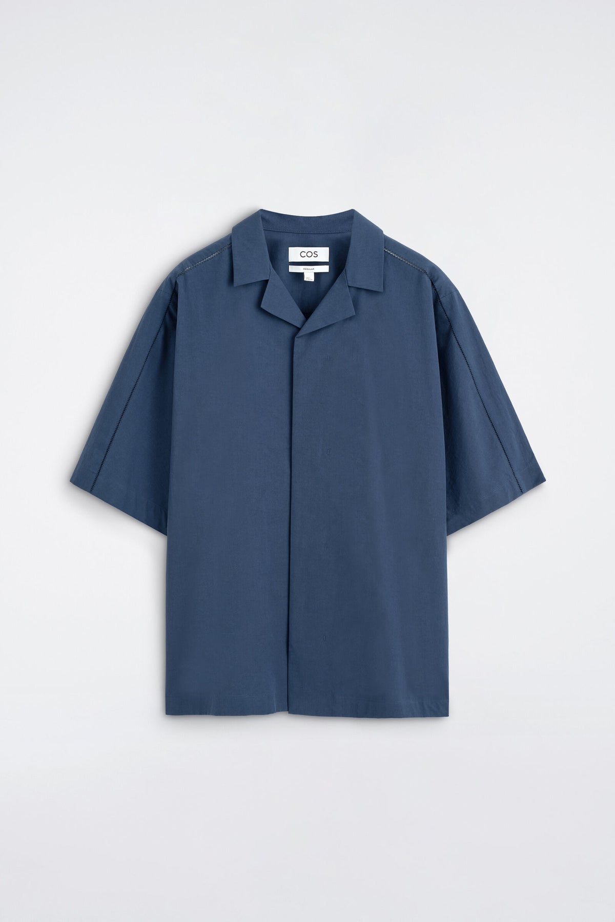 CAMISA DE ALGODÓN PIMA CON CUELLO CAMPER Y BORDADOS - AZUL MARINO | DescriptiveStillLife