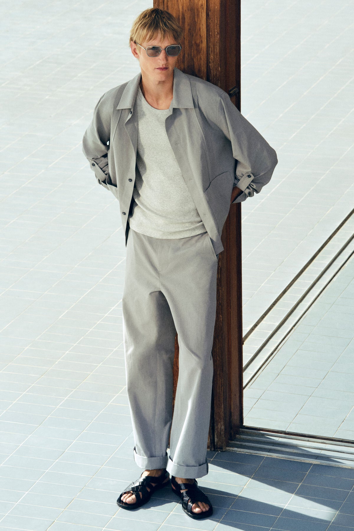 PANTALONES RELAXED-FIT DE PIERNA RECTA CON DOBLADILLO - GRIS