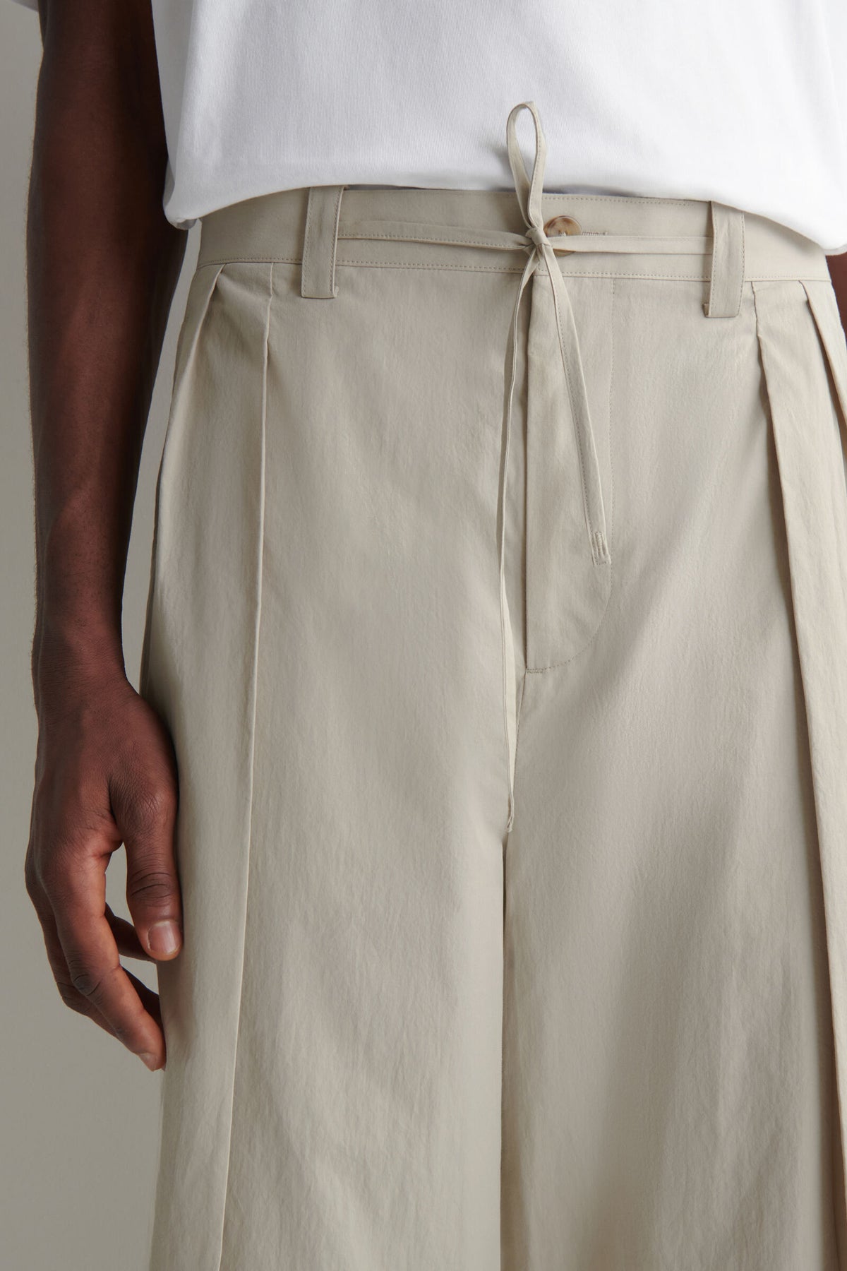 PANTALONES DE ALGODÓN RELAJADOS DE PIERNA ANCHA CON CORDÓN - BEIGE