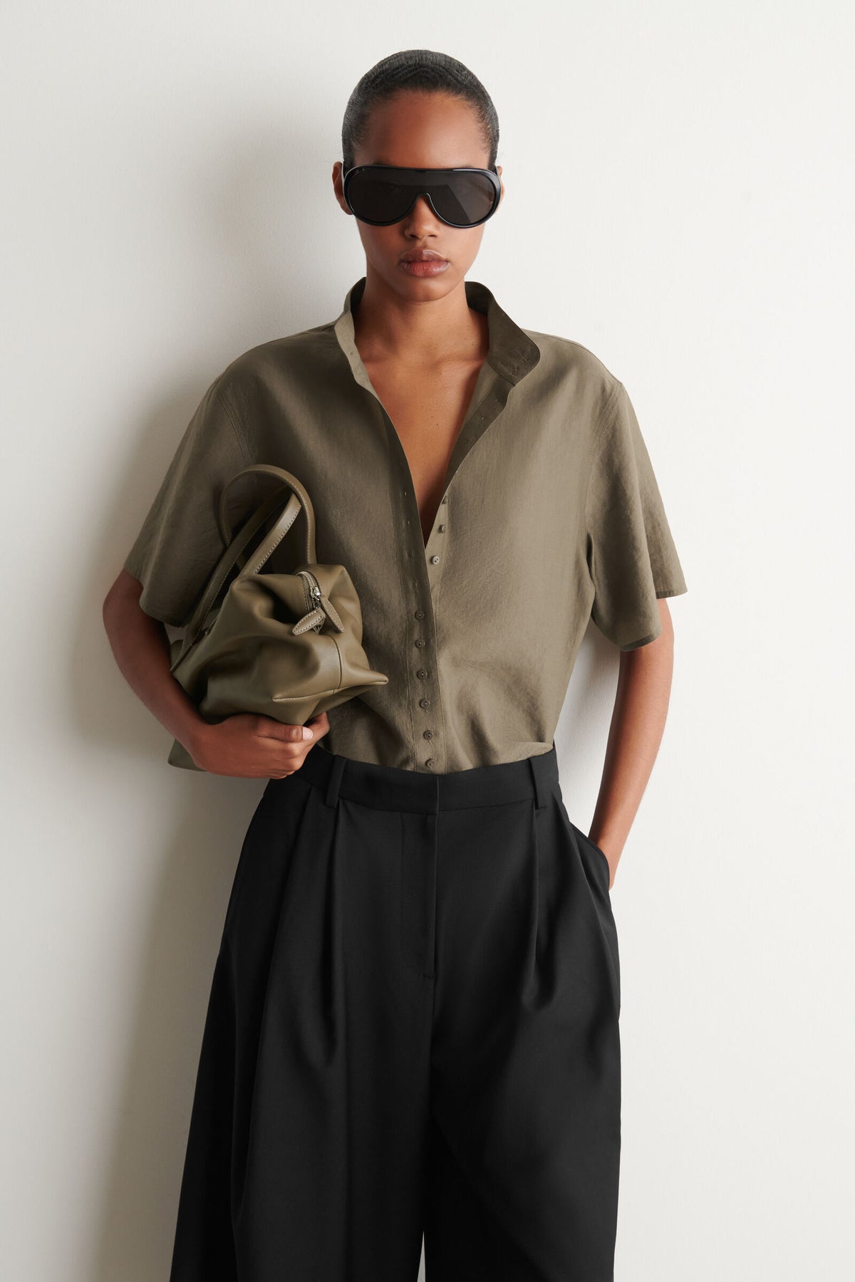 CAMISA FLUIDA DE CUELLO ALTO - MARRÓN CLARO