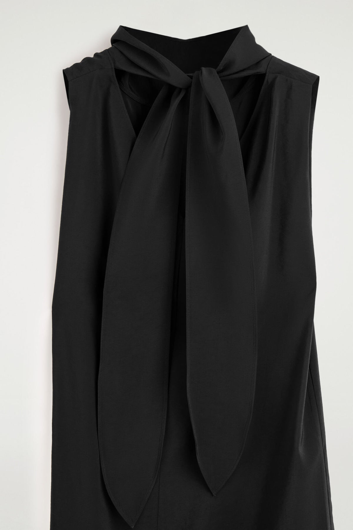 VESTIDO MAXI CON CUELLO ALTO Y DETALLE DE LAZO - NEGRO - StillMedia/DescriptiveDetail