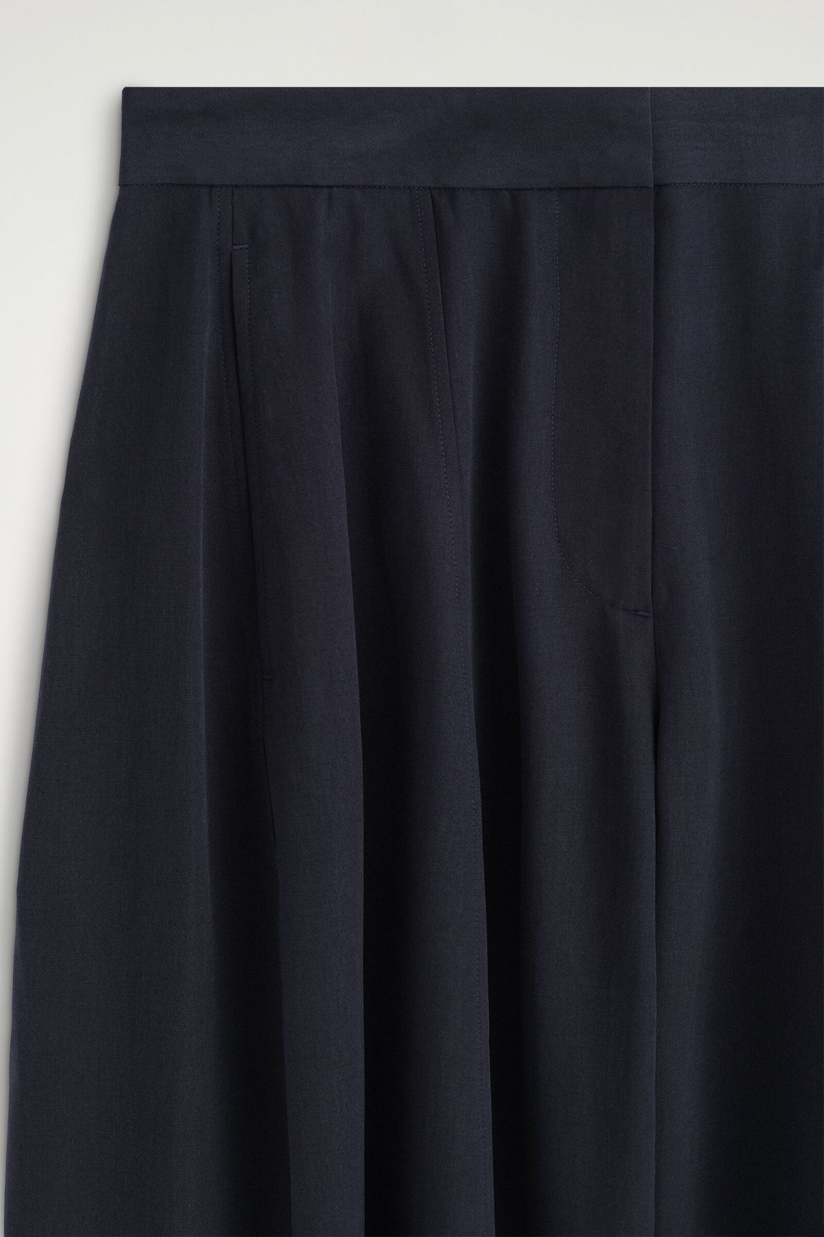 PANTALONES FLUIDOS DE PIERNA BARREL CON COSTURAS - MARINO | DescriptiveDetail